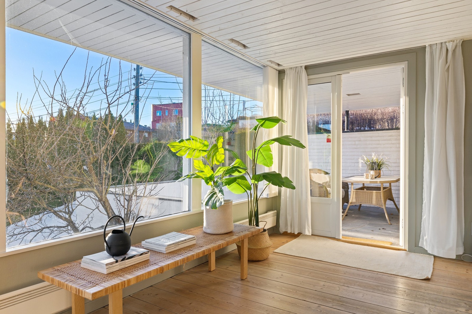 Fra stuen er det utgang til stor overbygget terrasse som er en egen hagestue i sommerhalvåret. Galleribilde