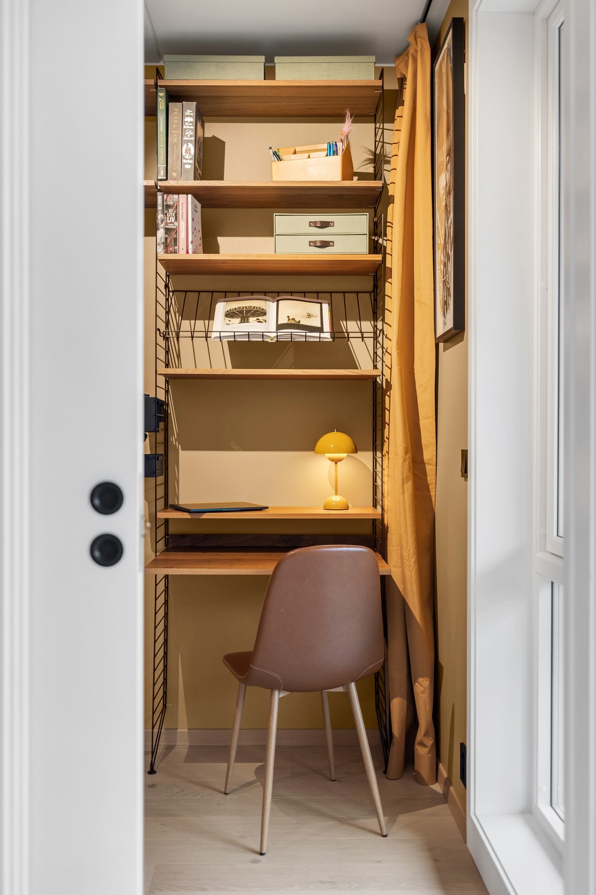 String hyllene medfølger ikke salget. Galleribilde