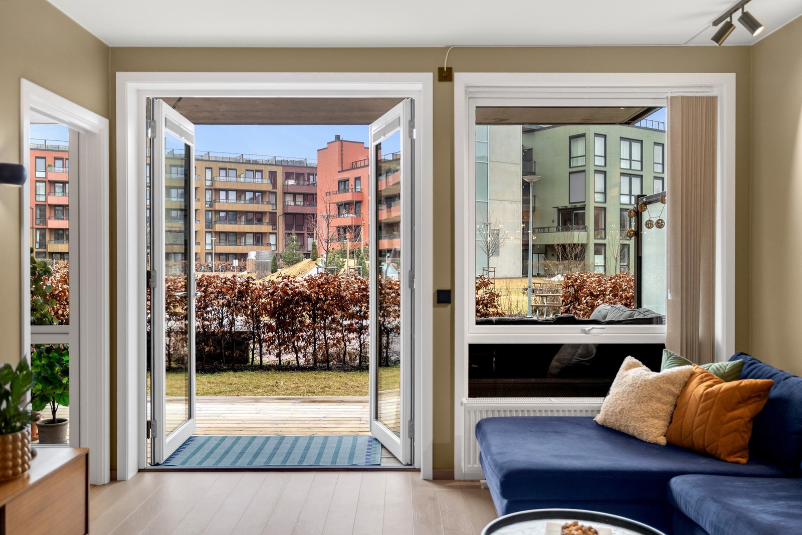 Fra stuen er det utgang til en en solrik markterrasse og hageflekk - Denne boligen har "alt". Galleribilde