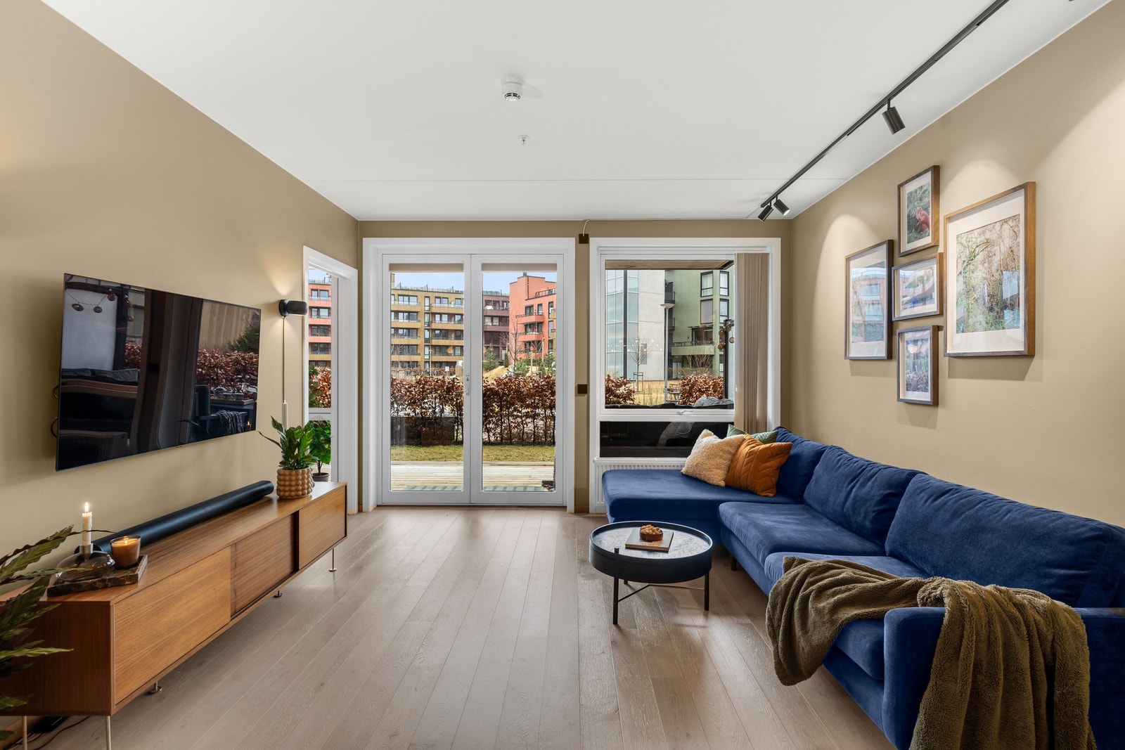 Stuen er av sjenerøs størrelse med store vindusflater som slipper inn rikelig med naturlig lys. Galleribilde