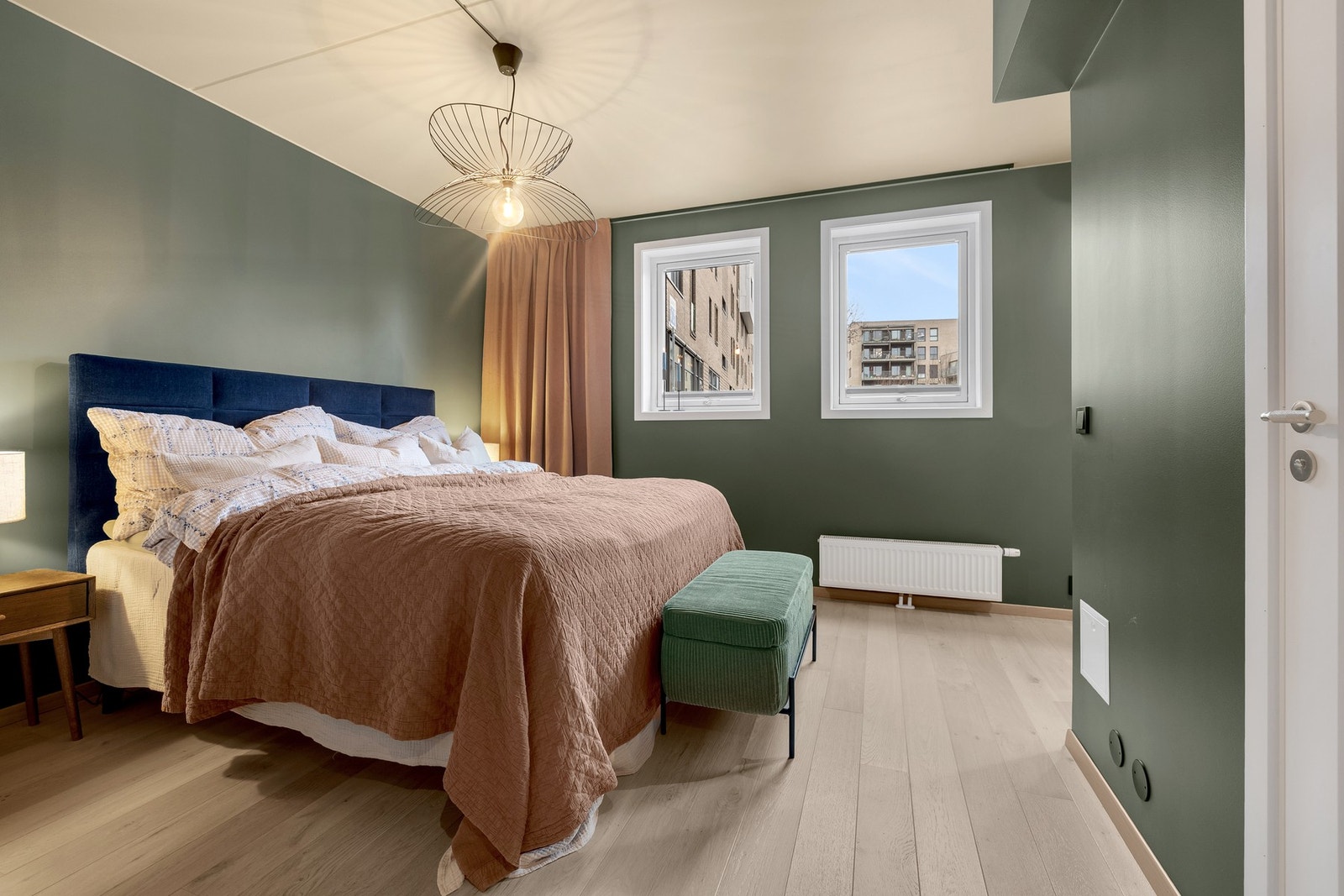 Rommet er malt i en nydelig grønntone. Galleribilde