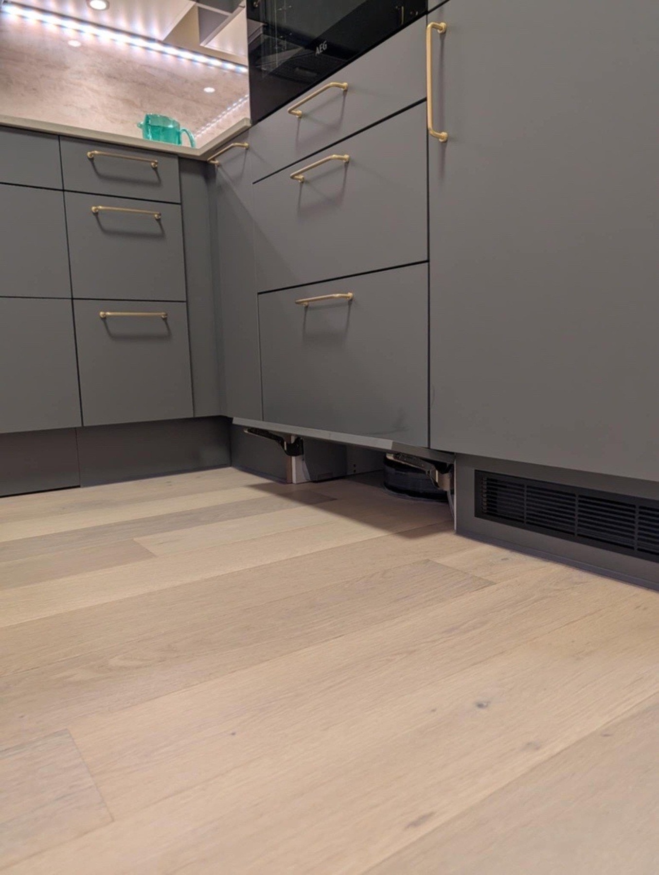 Smart og praktisk luke til robotstøvsuger. Galleribilde