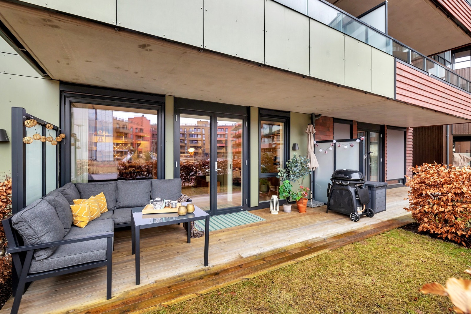 Leiligeten har en solrik og stor markterrasse med direkte tilkomst til hageflekk. Galleribilde