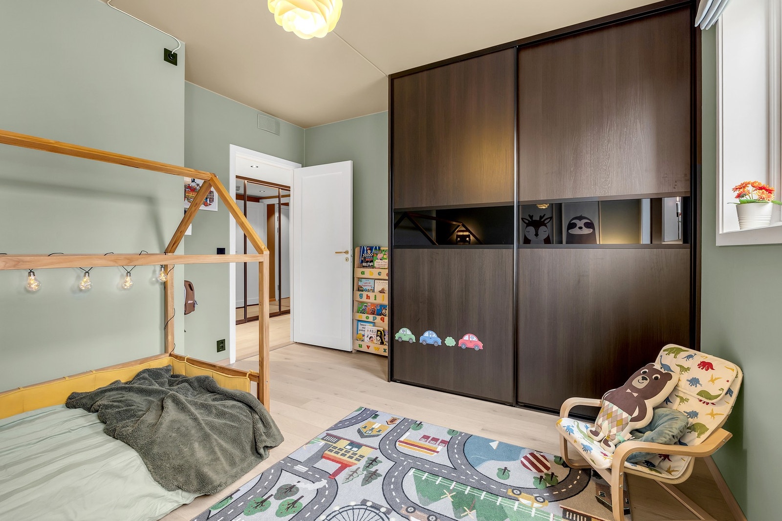 Her er det god plass til seng og garderobeløsning. Galleribilde