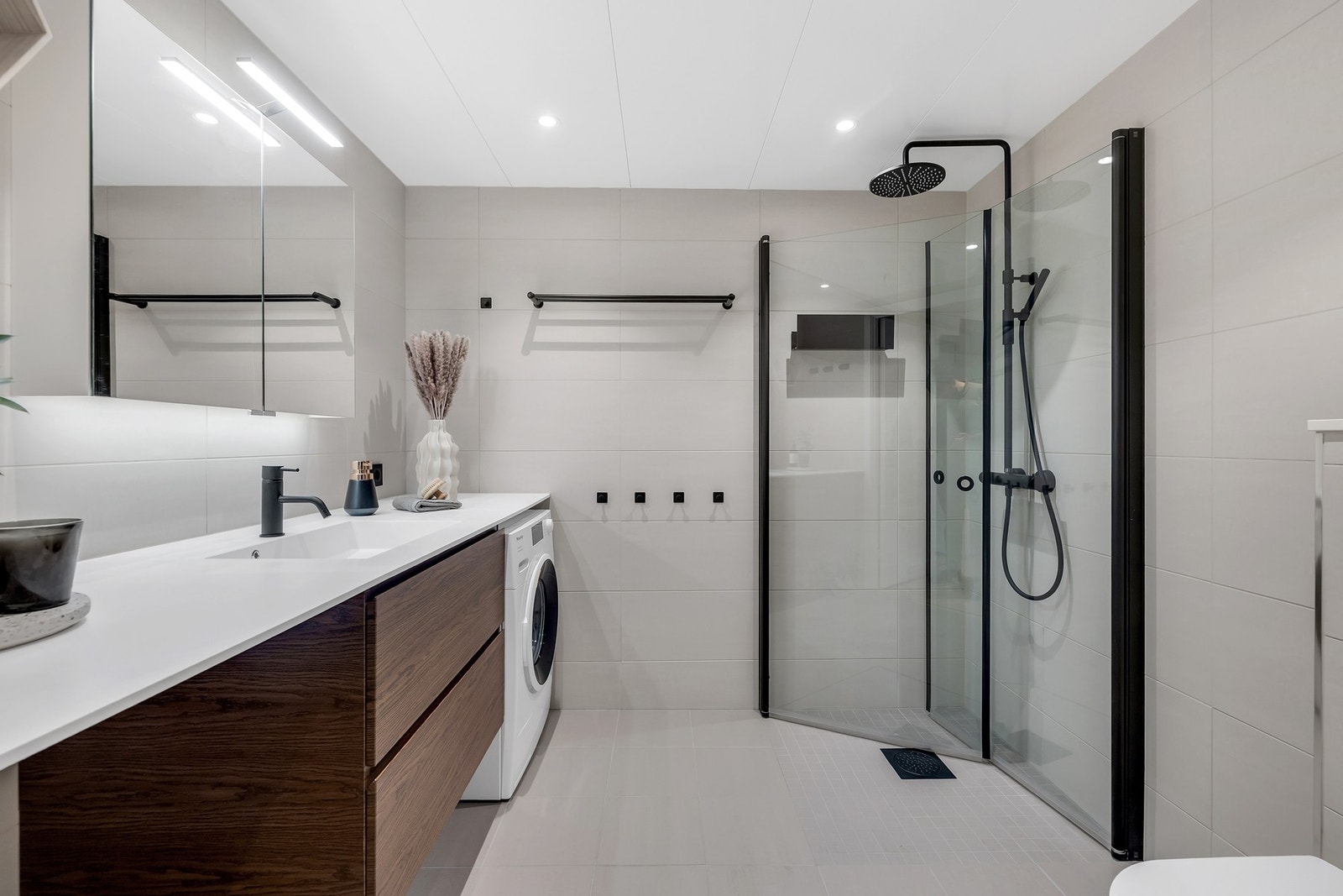 Hovedbadet er av sjenerøs størrelse med moderne fliser og pen baderomsinnredning. Galleribilde