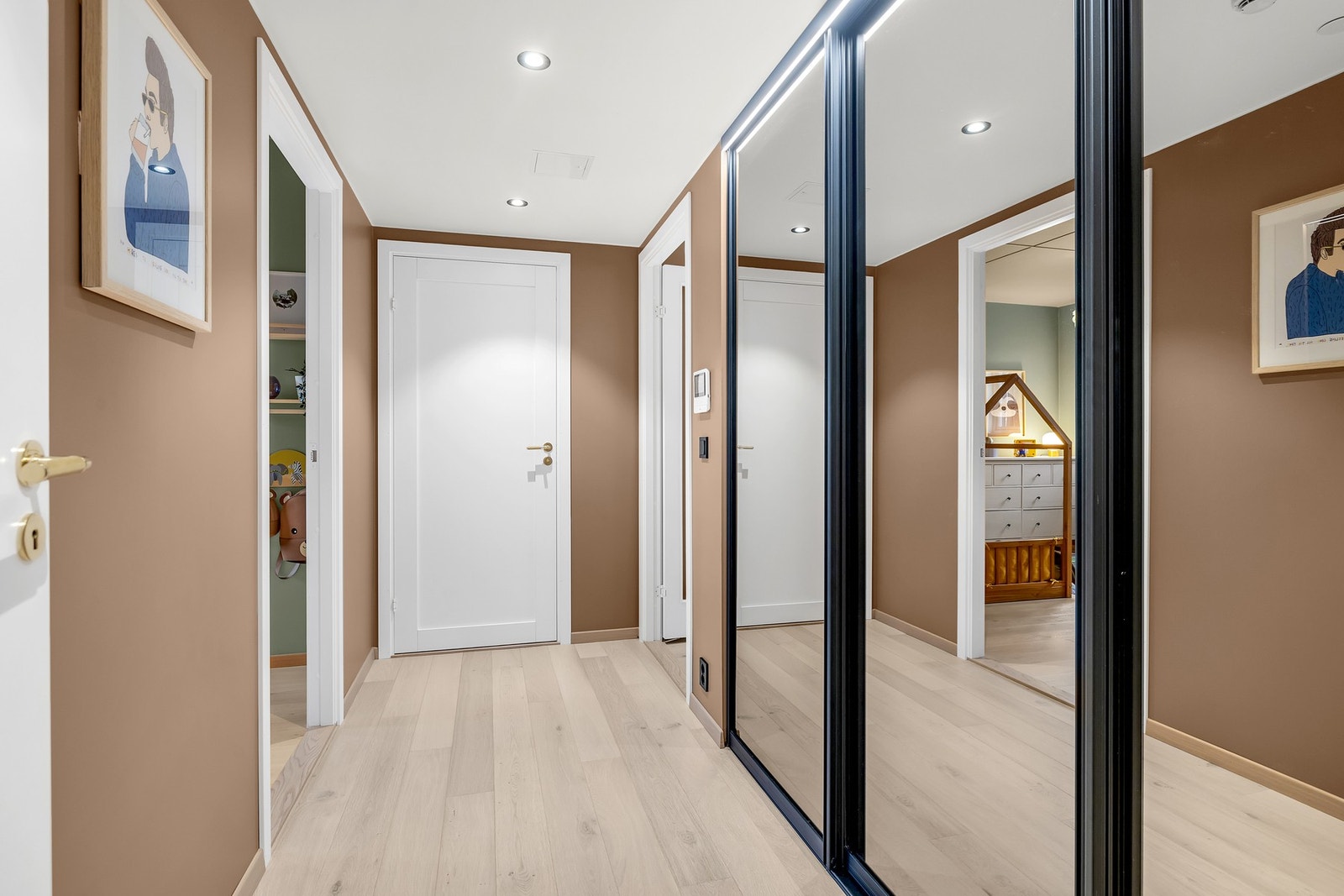 Innbydende og stor gang, med rikelig plass til klær og sko i stor skyvedørsgarderobe. Galleribilde