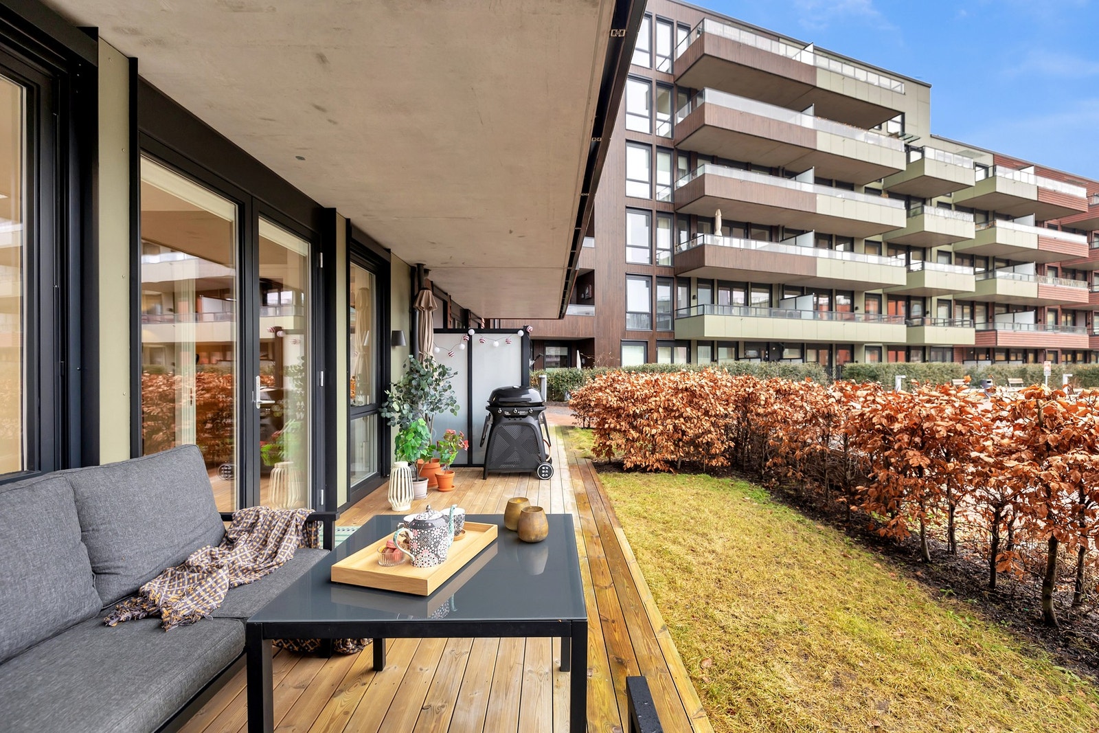 Den romslige markterrassen egner seg svært godt for barnefamilier, med direkte adkomst til hageflekk og gode muligheter for lek og utendørs aktiviteter. Galleribilde