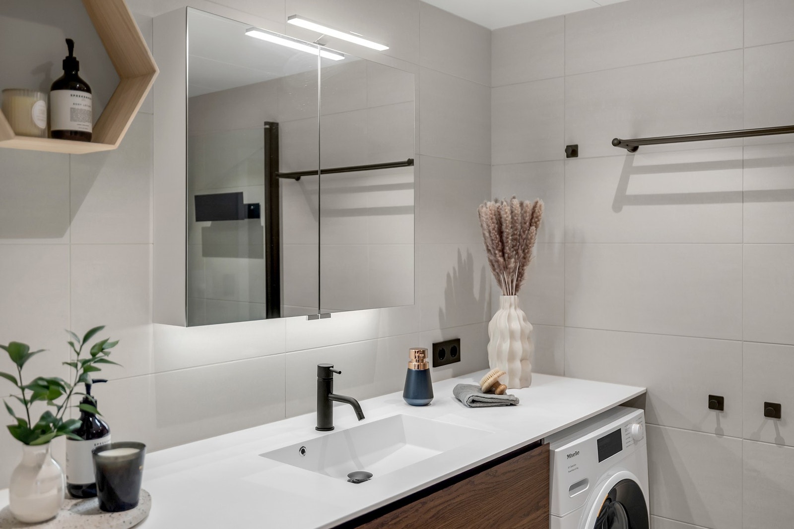 Det er opplegg for både vaskemaskin og tørketrommel. Galleribilde