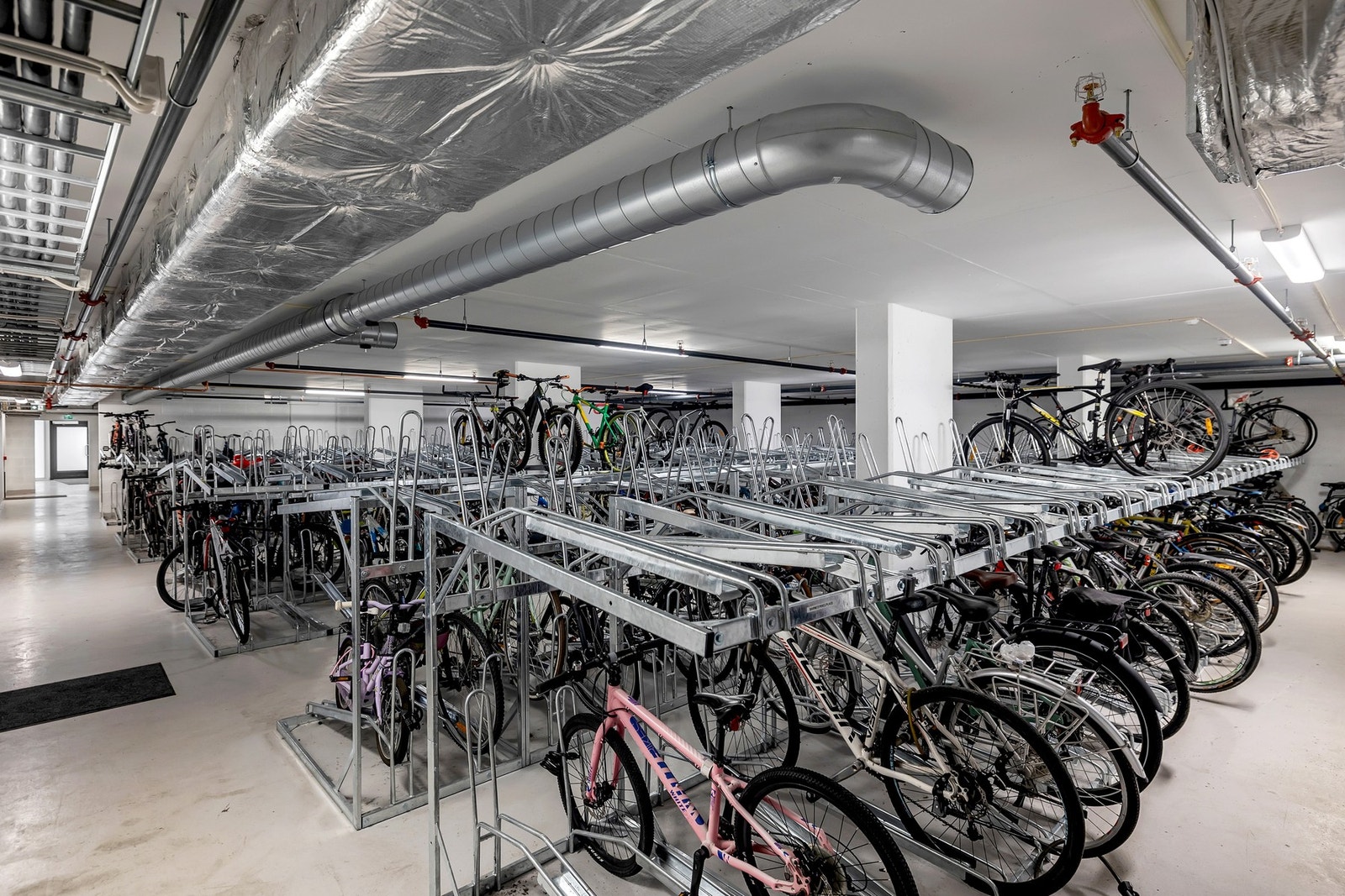 Felles sykkelparkering for beboerne. Galleribilde