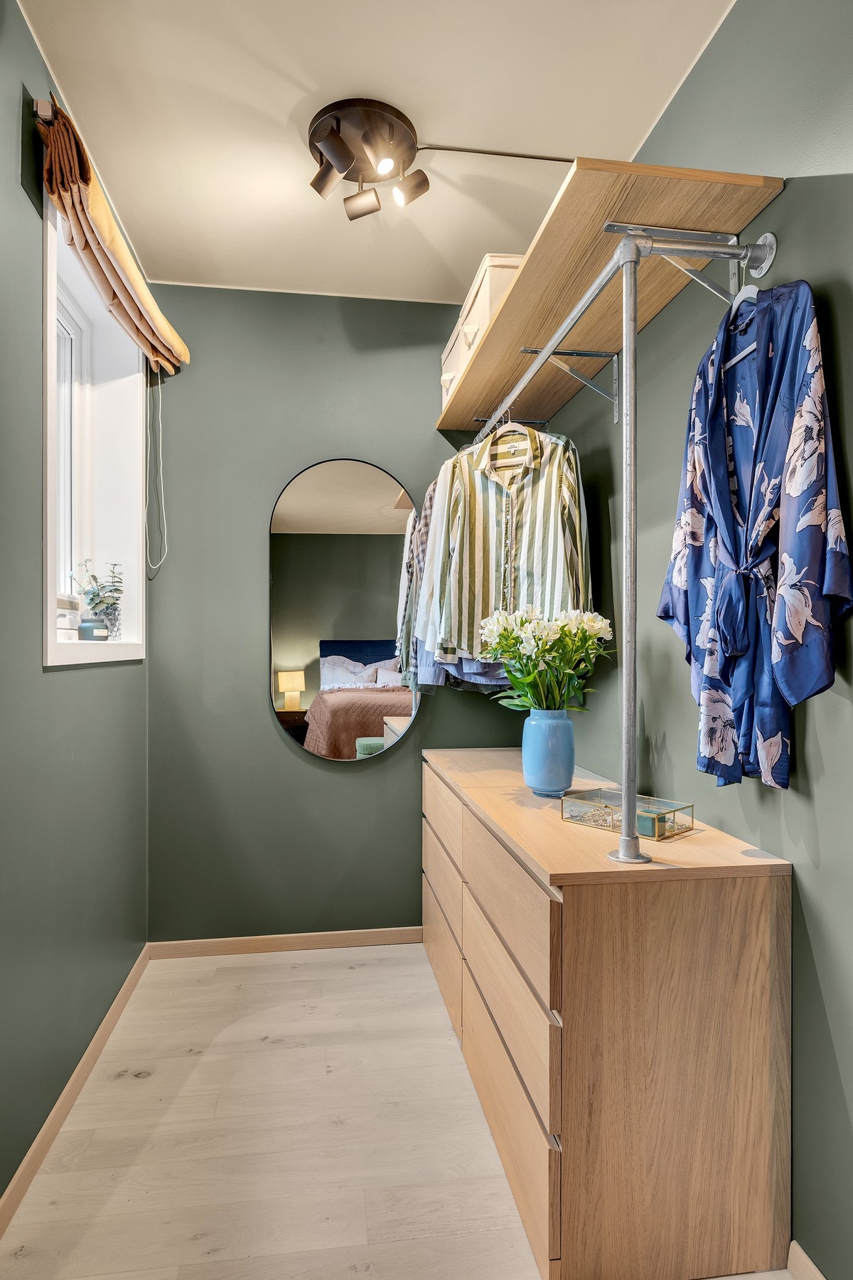 Her er det god plass til oppbevaring av klær og sko. Galleribilde