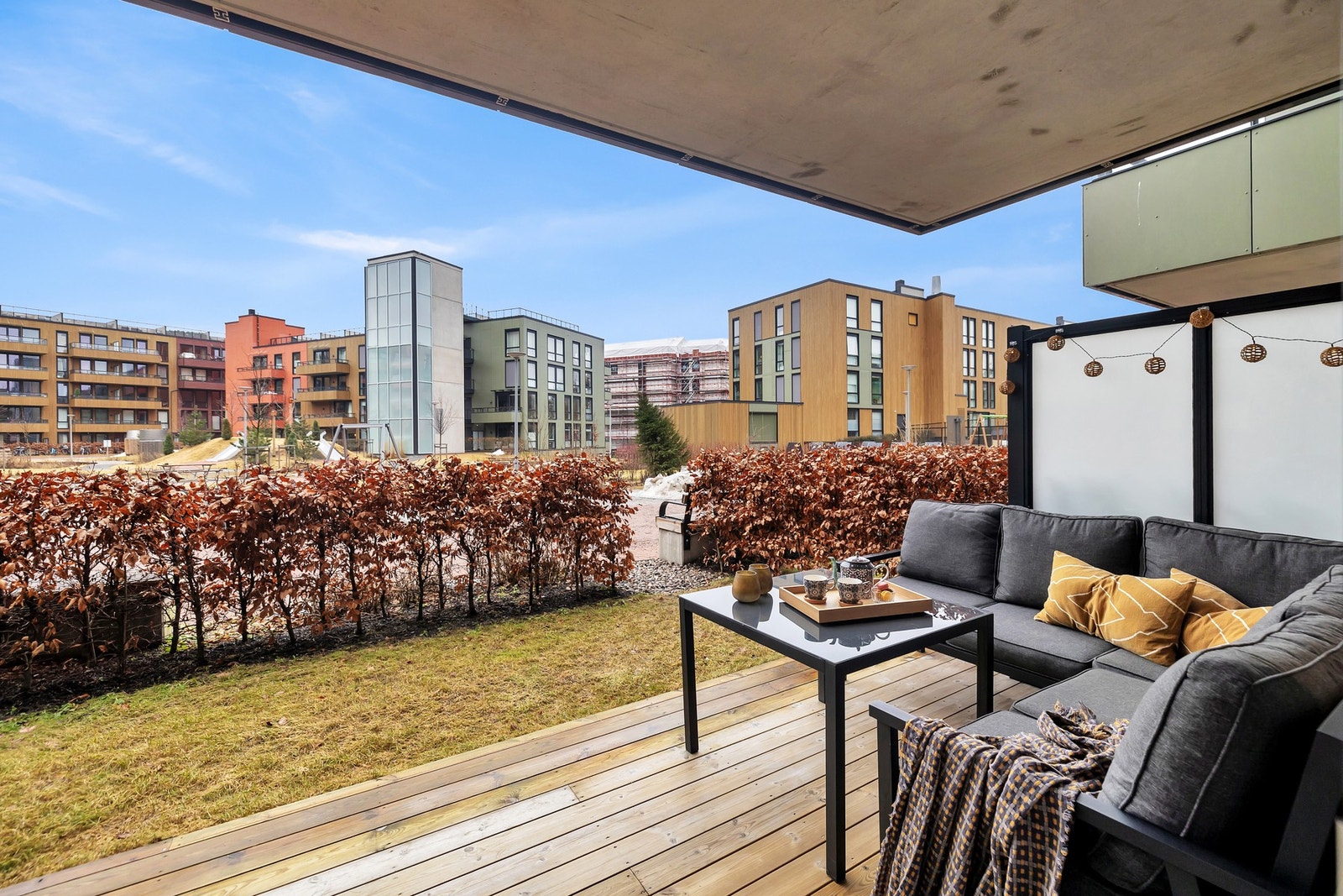 Et flott uteområde som gir gode solforhold og rikelig med plass til både avslapning og sosiale sammenkomster. Galleribilde