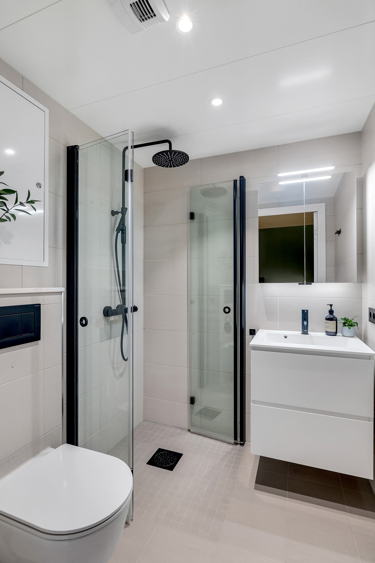 Boligen disponerer to bad, en etterspurt og praktisk løsning som gjør hverdagen enklere for både familier og gjester. Galleribilde