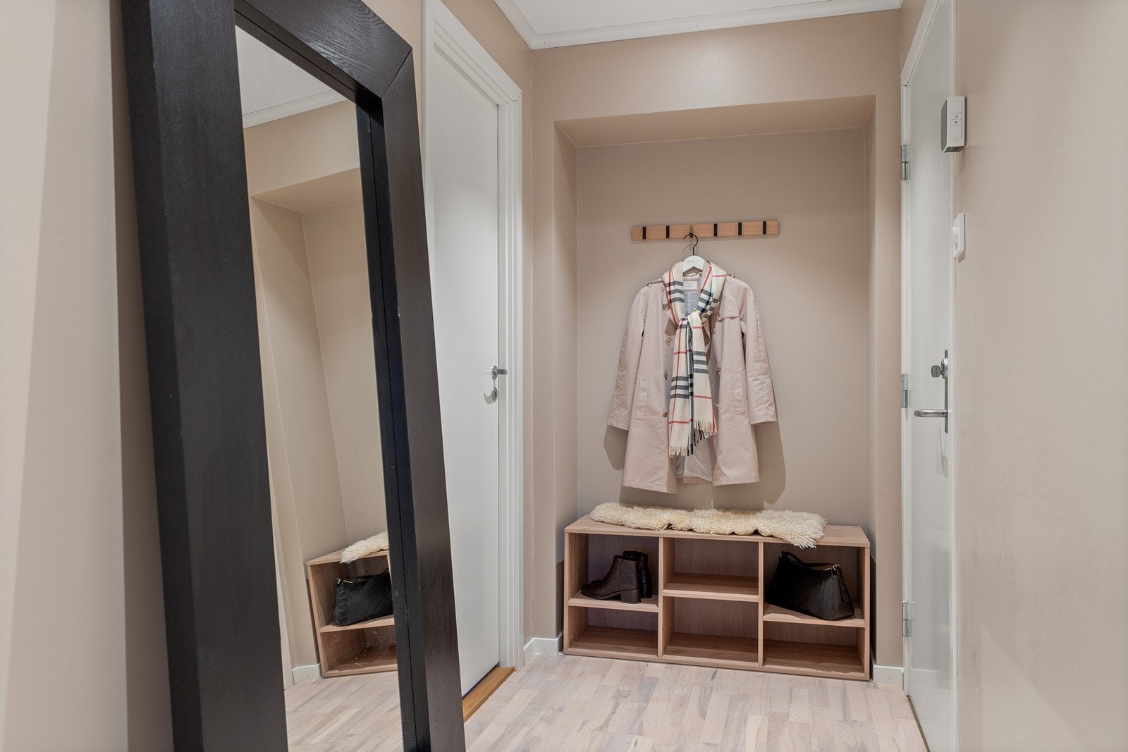 Lys og trivelig gang/hall med praktisk mulighet for garderobe løsning. Flott parkett på gulver i alle oppholdsrom. Galleribilde