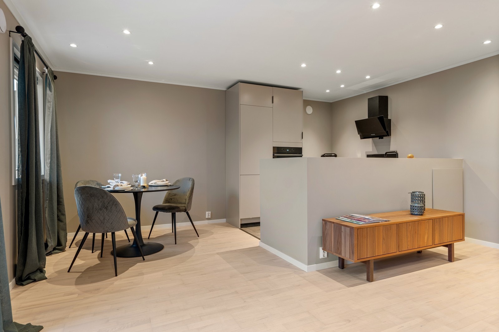 Her får du en bolig som treffer dagens krav til både komfort, kvalitet og stil - perfekt for deg som ønsker noe helt innflyttingsklart. Galleribilde