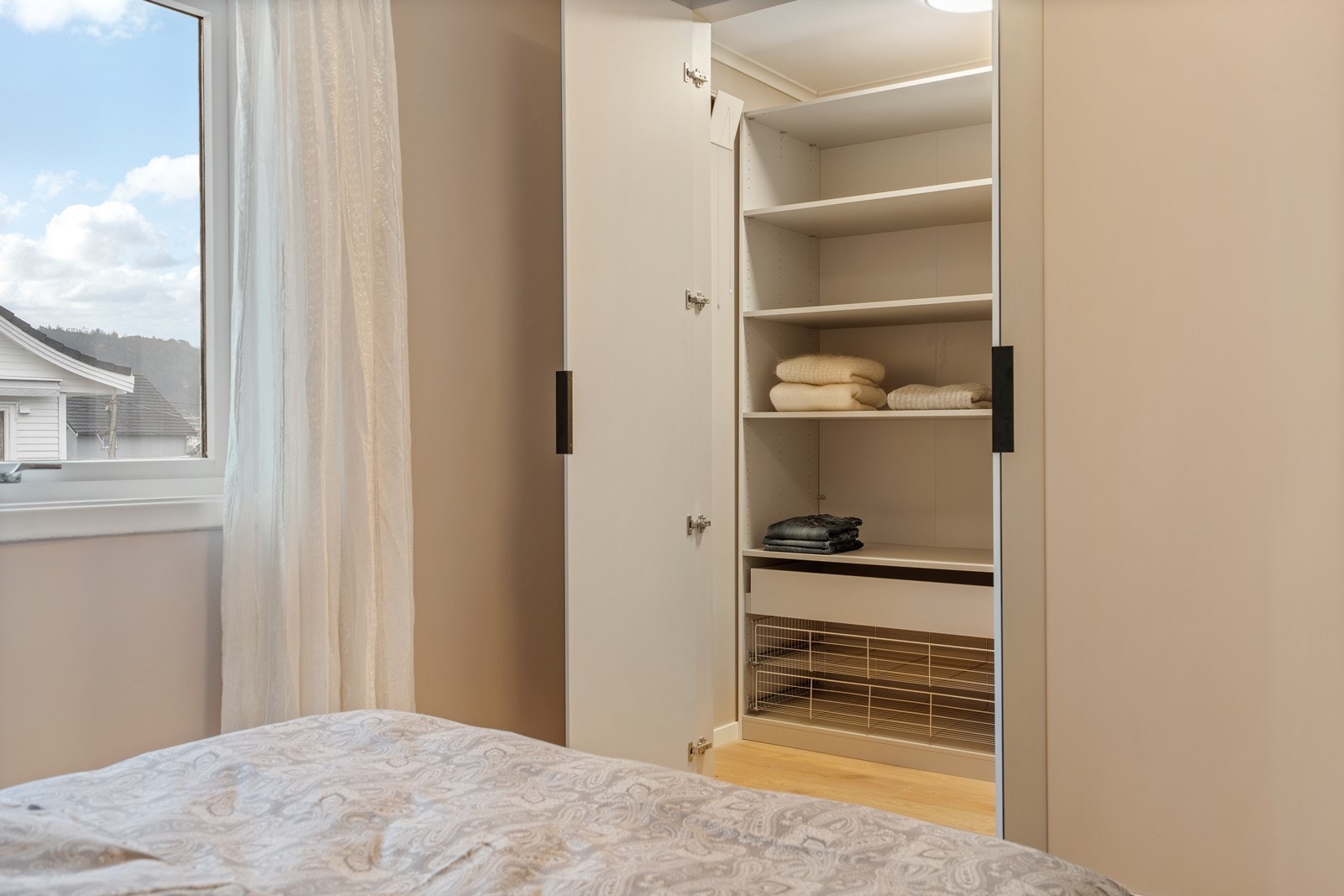 Praktisk walk-in closet med flott garderobeløsning. Galleribilde