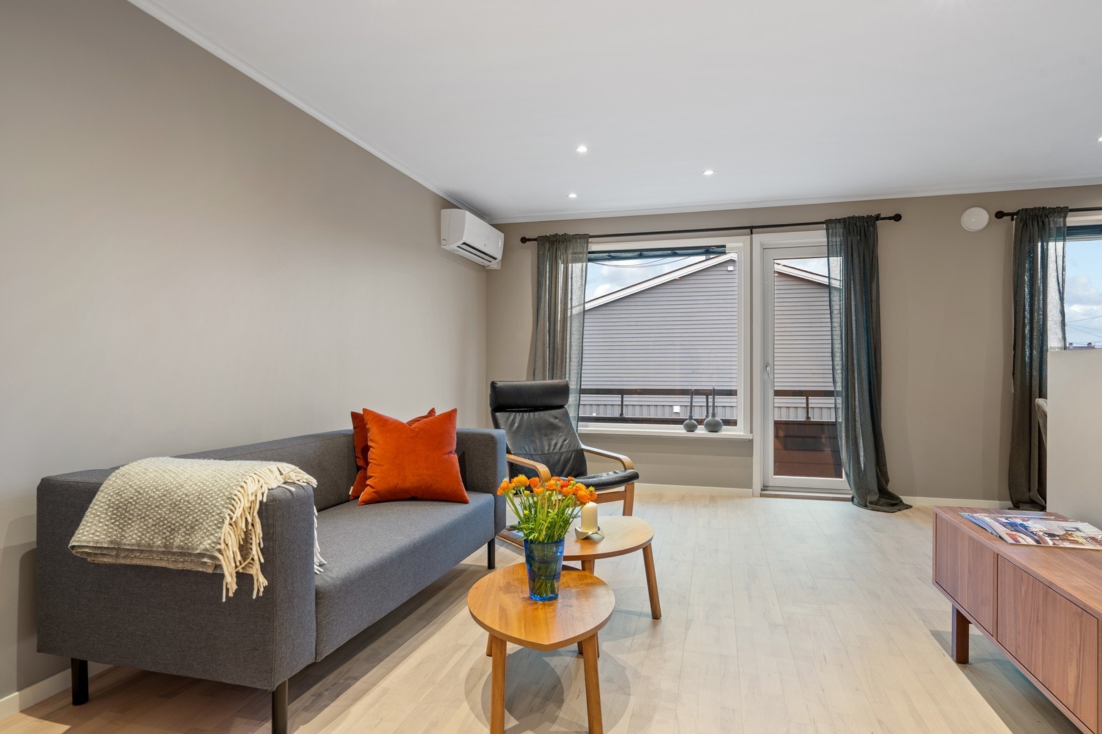 Lys og trivelig stue med ny varmepumpe i 2026. Utgang til vestvendt solrik balkong. Galleribilde