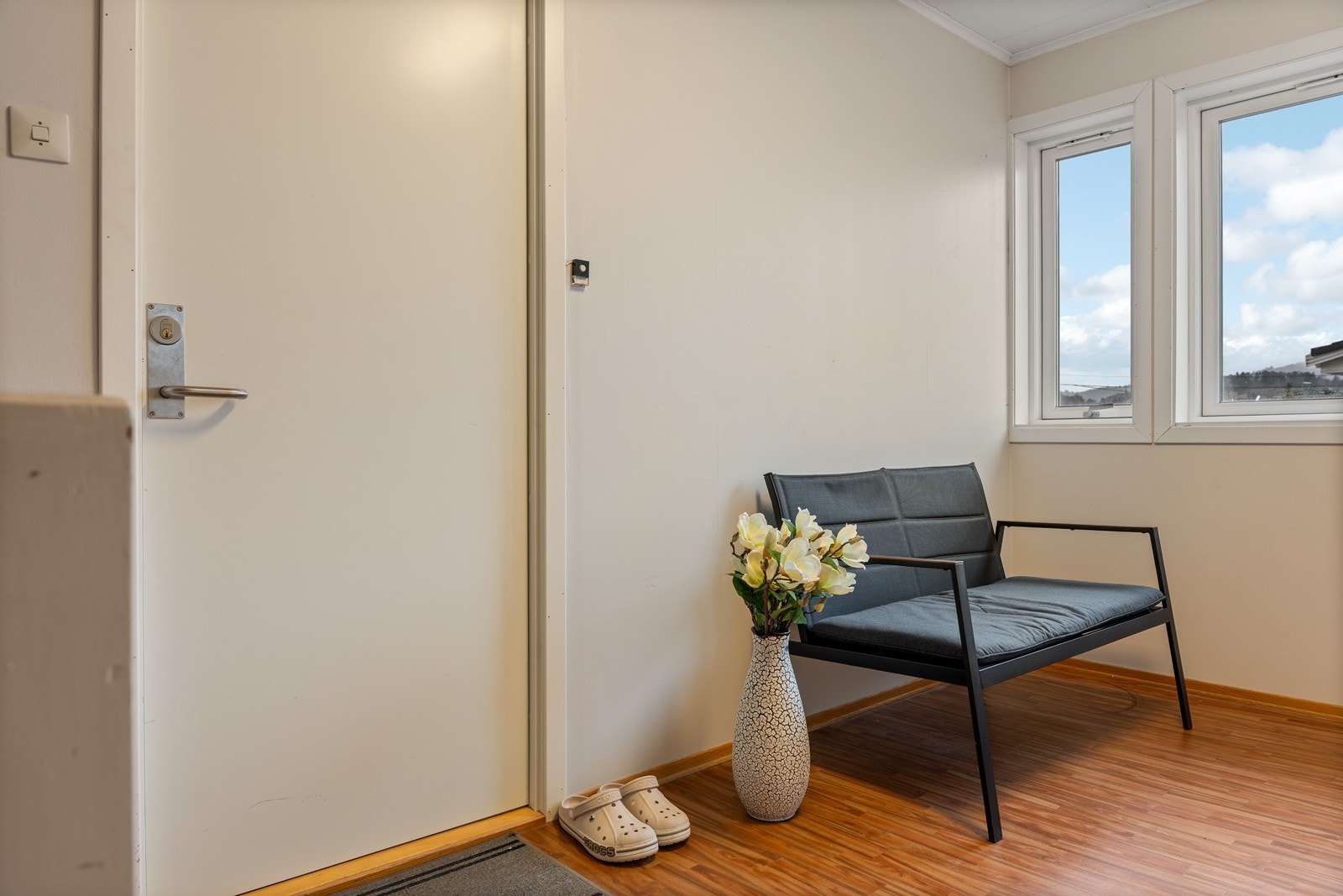 Romslig felles gang/hall. Galleribilde