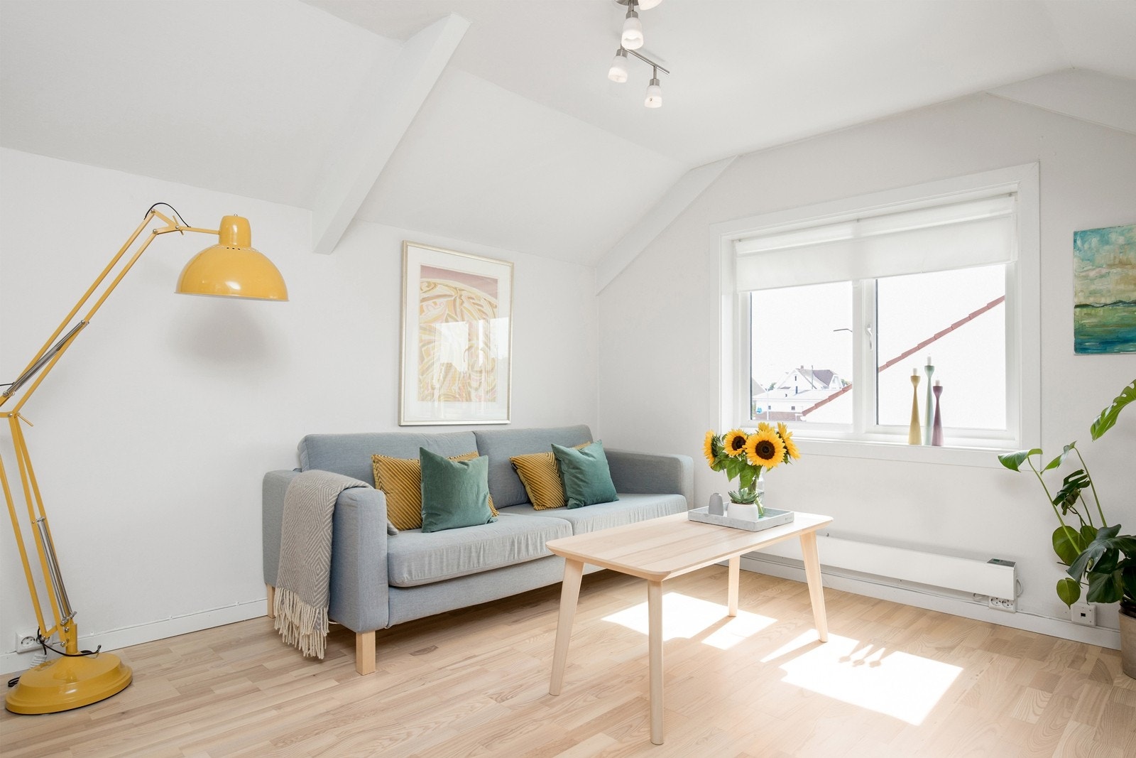 Stue med luftig atmosfære og naturlig lys. Galleribilde