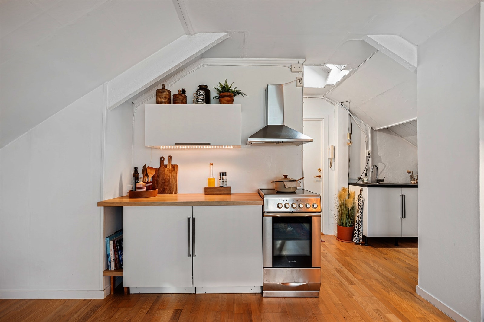 Lyst og praktisk kjøkken med god plass benkeplass. Galleribilde