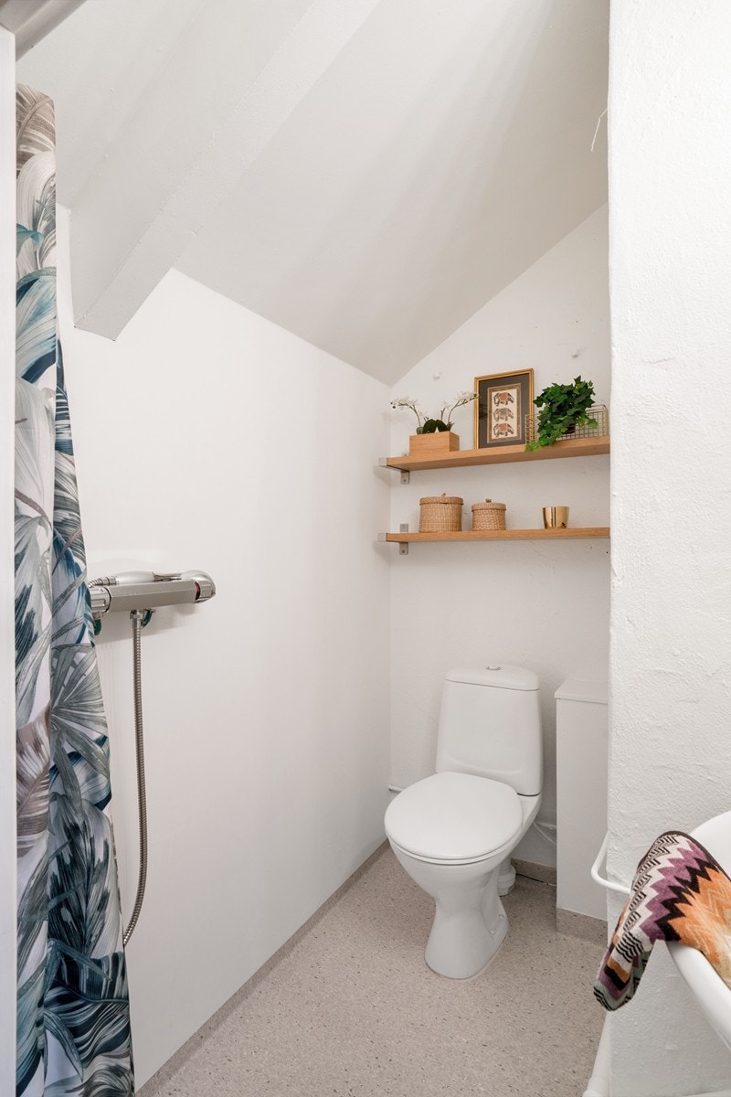 Badet har baderomsplater i dusjsonen. Galleribilde