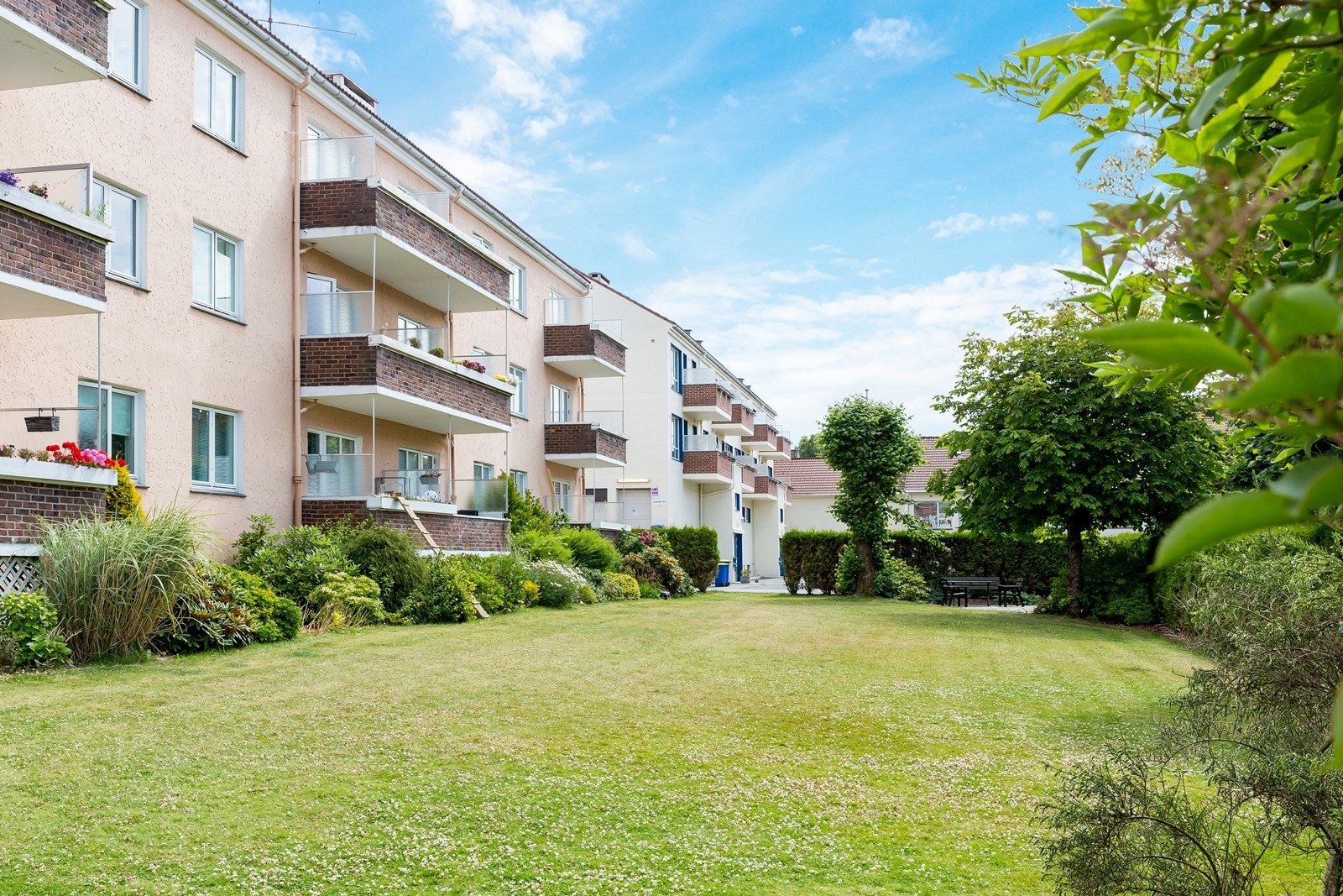 Perfekt beliggenhet nær sentrum, samtidig som du bor i et fredelig og rolig nabolag. Galleribilde