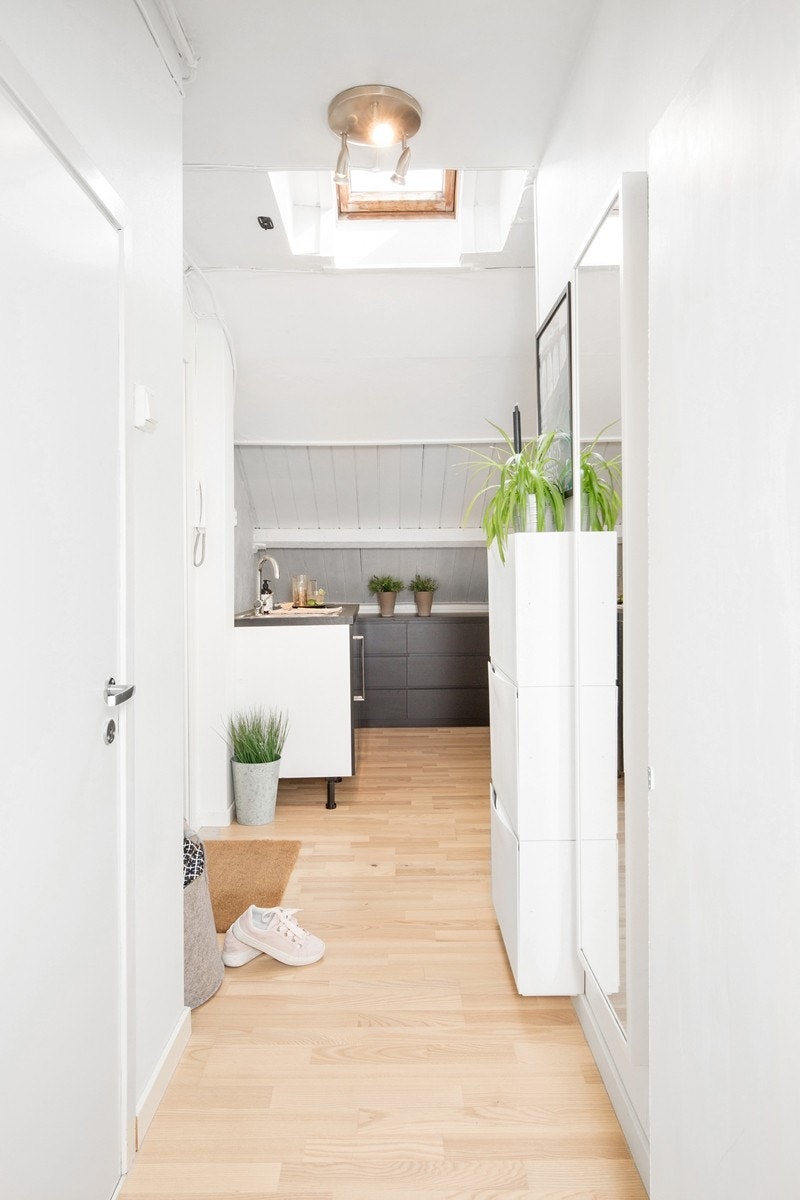 I entréen er det god plass til oppbevaring av sko og yttertøy. Trenger man mer plass, er det god plass til oppbevaring i praktisk kott. Galleribilde