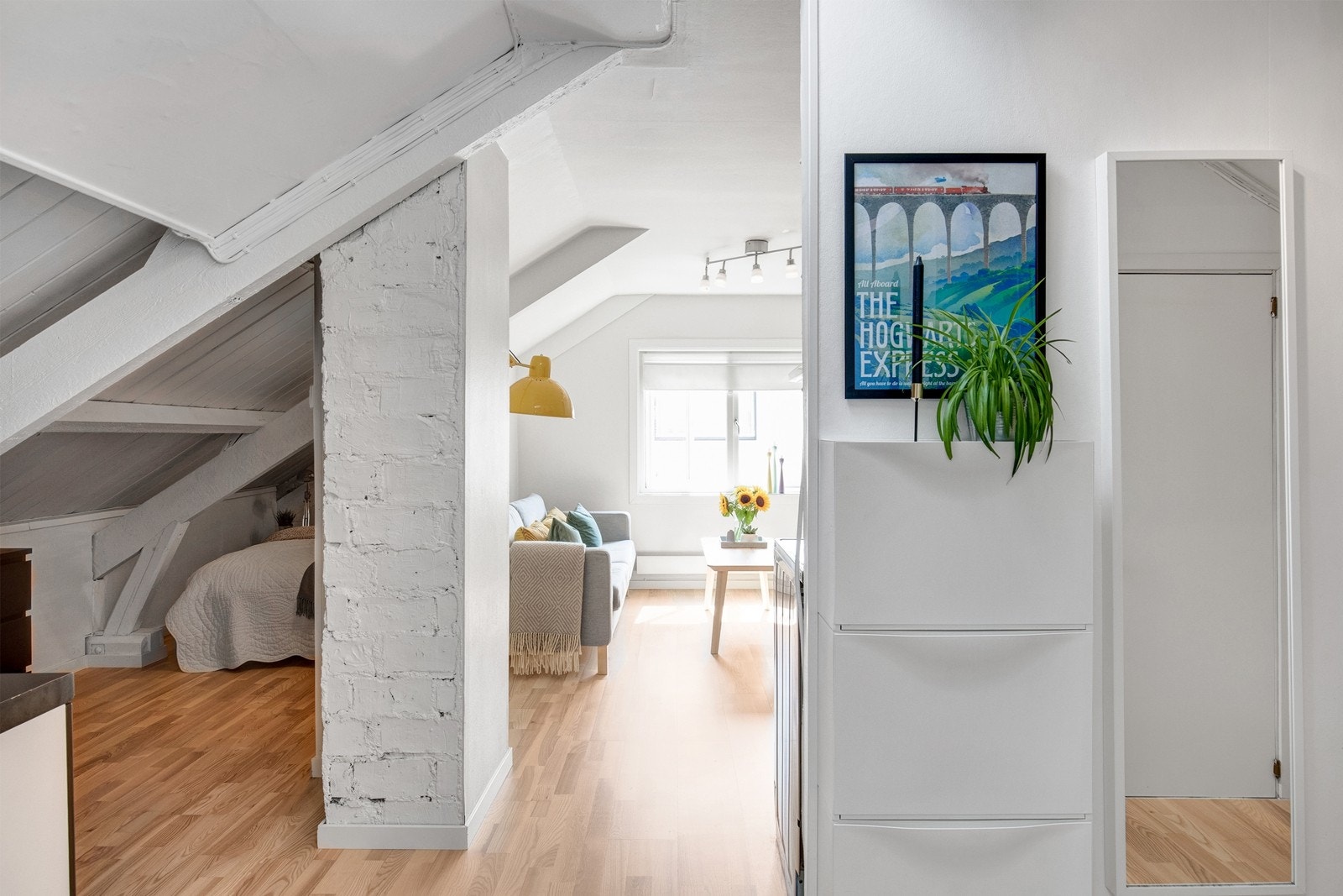 Den skjermede sovealkoven gir en naturlig inndeling mellom stue og soveområde, og bidrar til en praktisk og komfortabel hverdag. Galleribilde