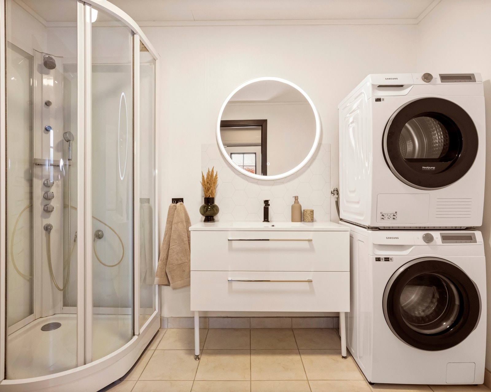 Badet har ny innredning og fremstår pent og praktisk Galleribilde