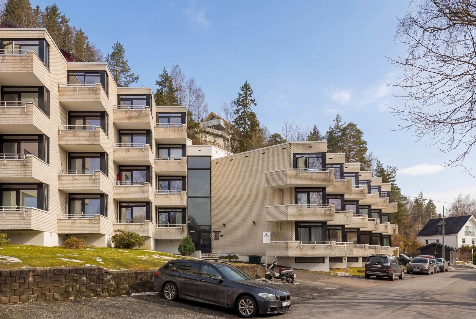 Det er parkeringsplasser tilhørende sameiet. Styret besørger den løpende forvaltningen av disse plassene. Galleribilde