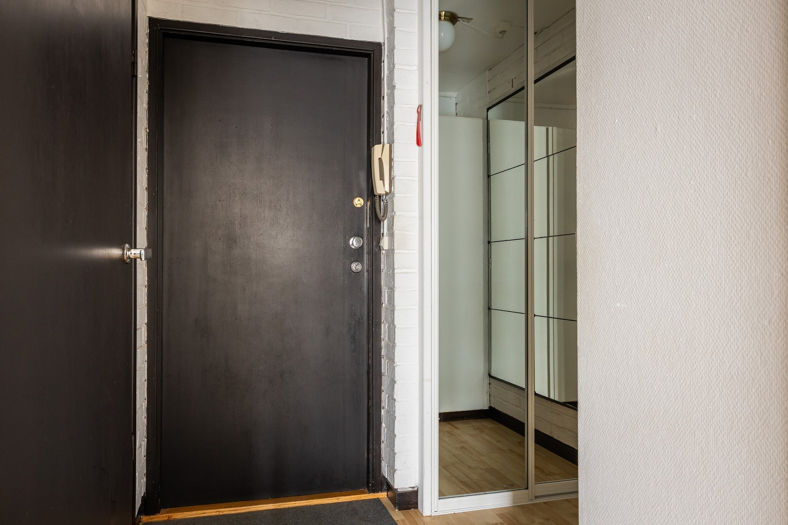 Det medfølger kjellerbod på ca. 3 m², og det er parkeringsmuligheter på fellestomt. Galleribilde