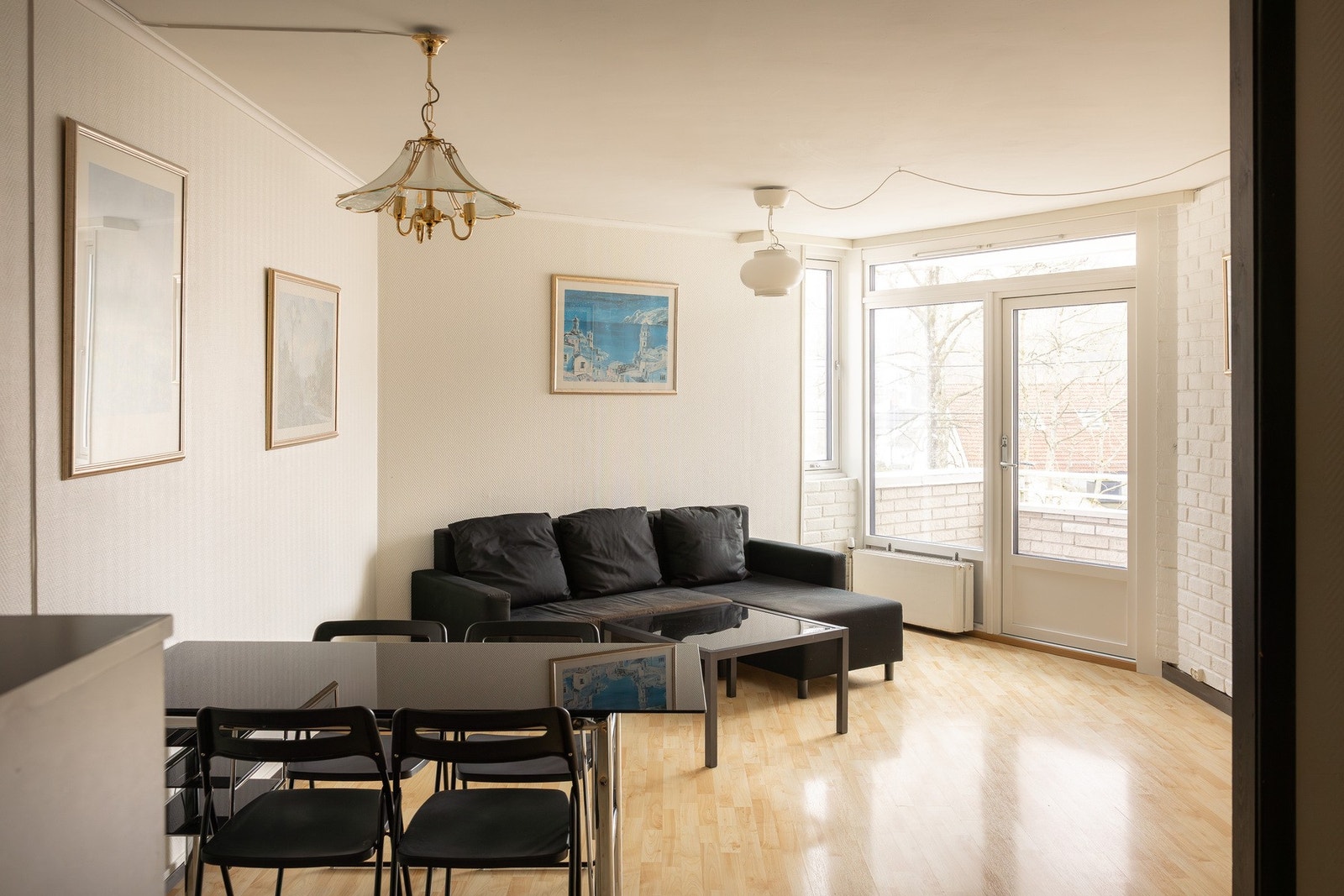 Det er en funksjonell planløsning med stue og kjøkken og bad. Galleribilde