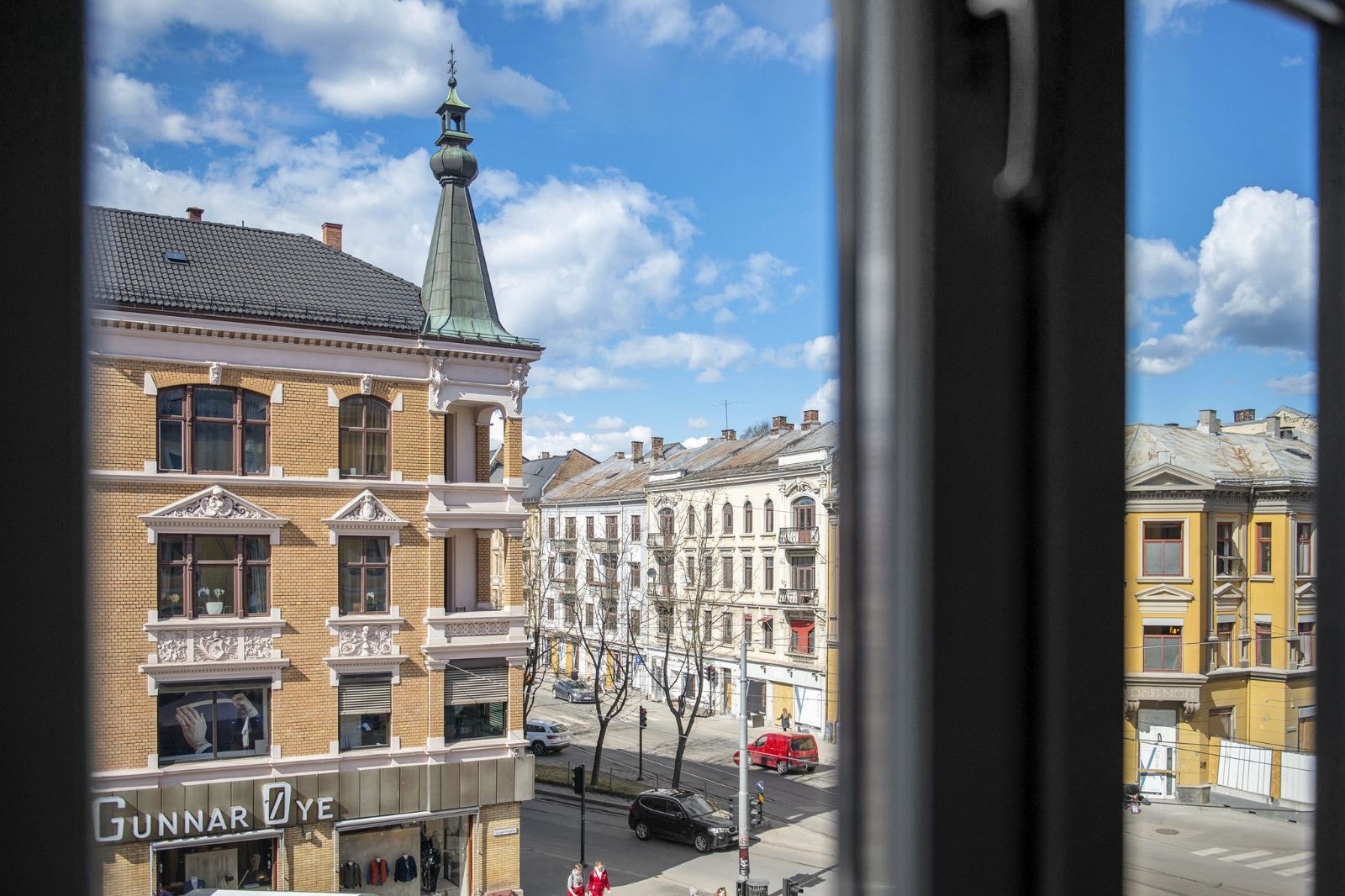 Fantastisk utsikt fra stuen mot Valkyrie plass. Galleribilde