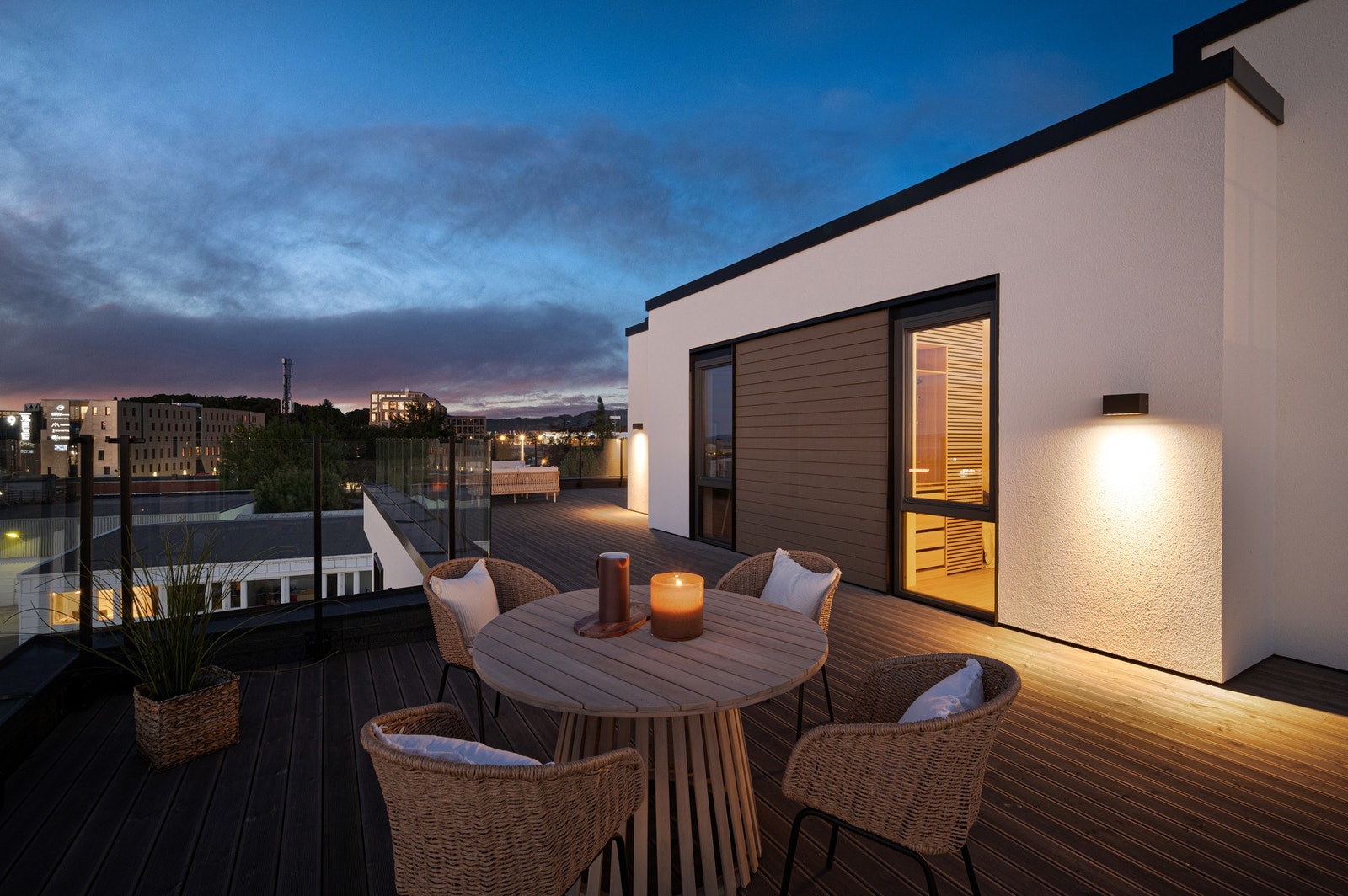 Rekkverk i glass tar vare på den fantastiske utsikten fra terrassen, samtidig som du får god beskyttelse mot vind. Galleribilde