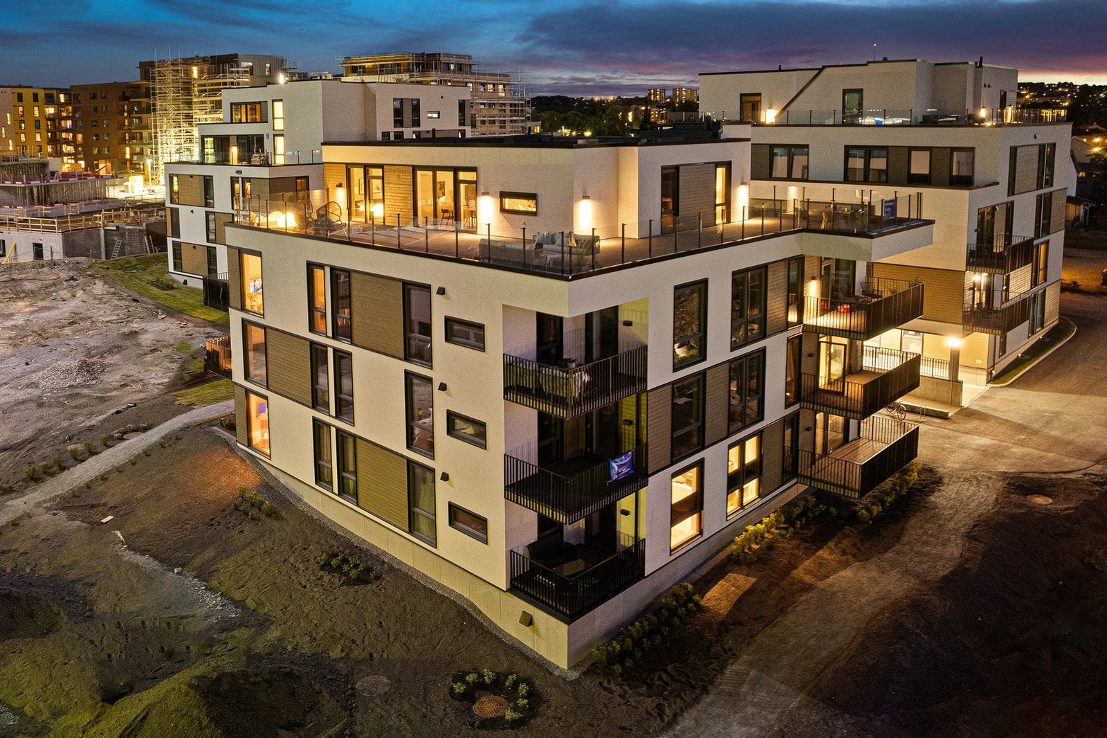 Svært god planløsning med blant annet to baderom, tre soverom og teknisk bod. Galleribilde