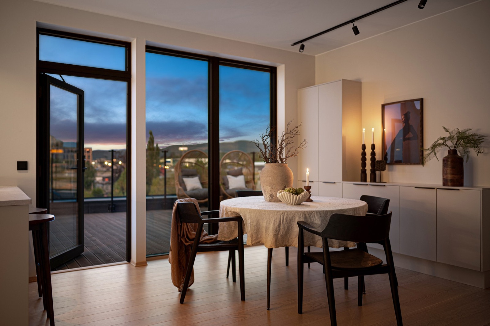 Fra kjøkken og stue har man direkte utgang til fantastisk takterrasse. Galleribilde