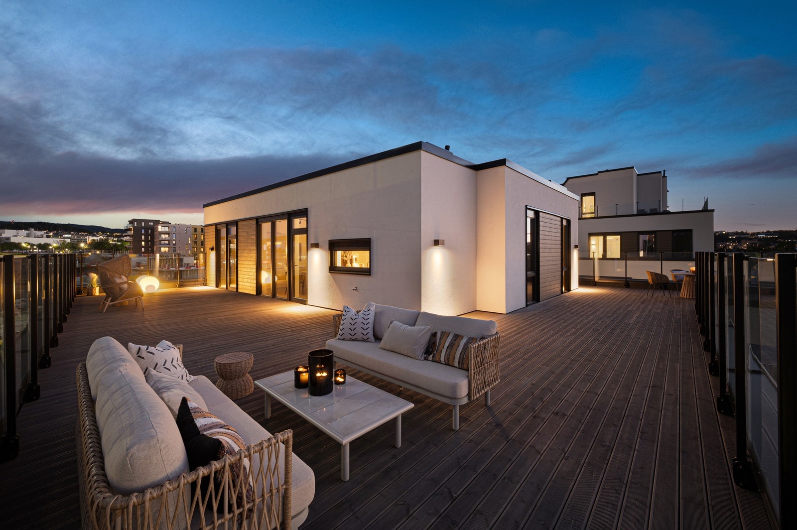 EiendomsMegler1 ved Markus Tangvik har gleden av å presentere en særdeles lekker toppleiligheten på Lysangen. Galleribilde