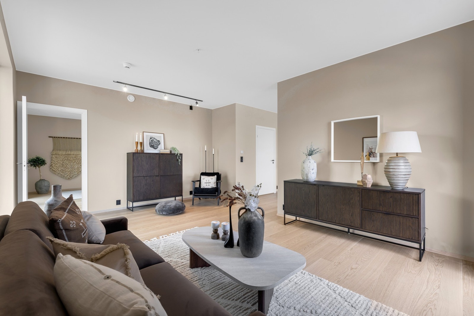 Stuen og kjøkkendelen er delvis adskilt, slik at man får plass til store sittegrupper som gir plass til hele familien. Galleribilde