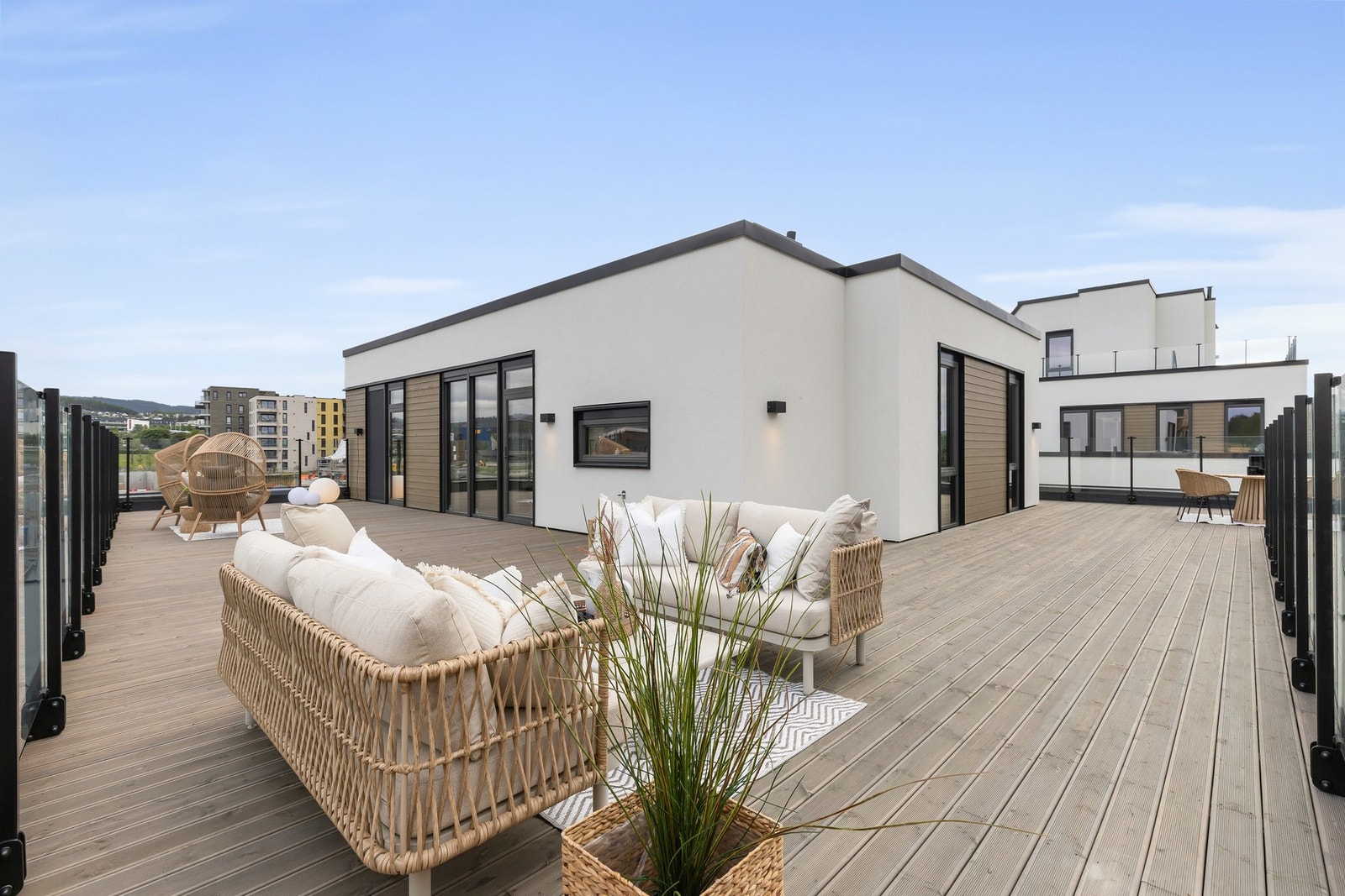 God plass til å møblere med flere hyggelige sittegrupper. Galleribilde