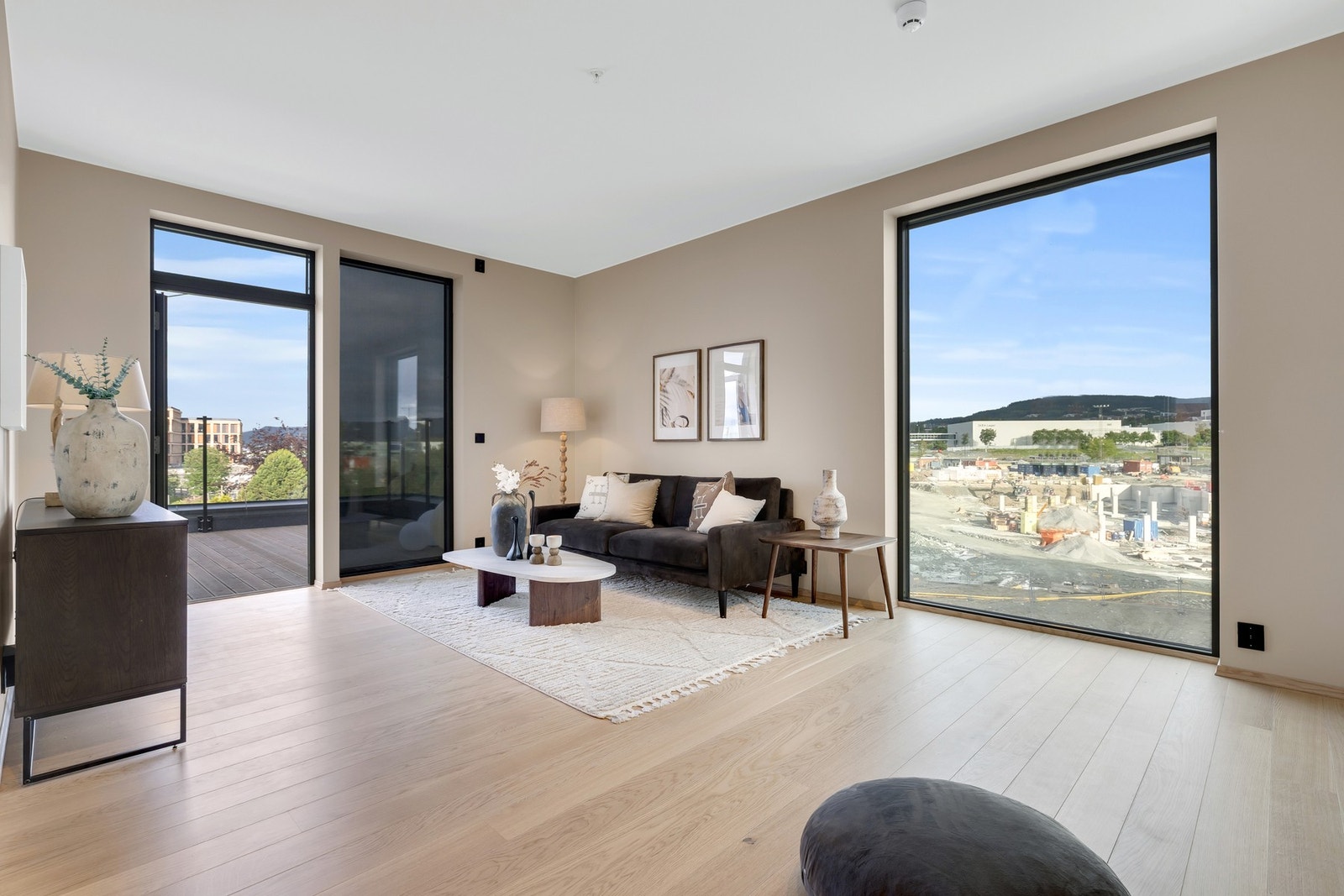 Integrert utvendig solskjerming som slipper dagslyset inn, samtidig som den holder solstrålene og varmen ute. Galleribilde