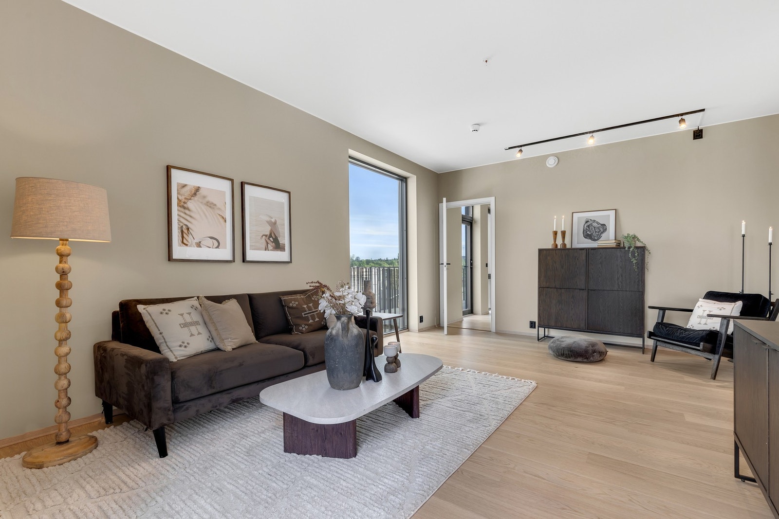 Lys og fin 1-stavs eikeparkett på gulvet. Galleribilde