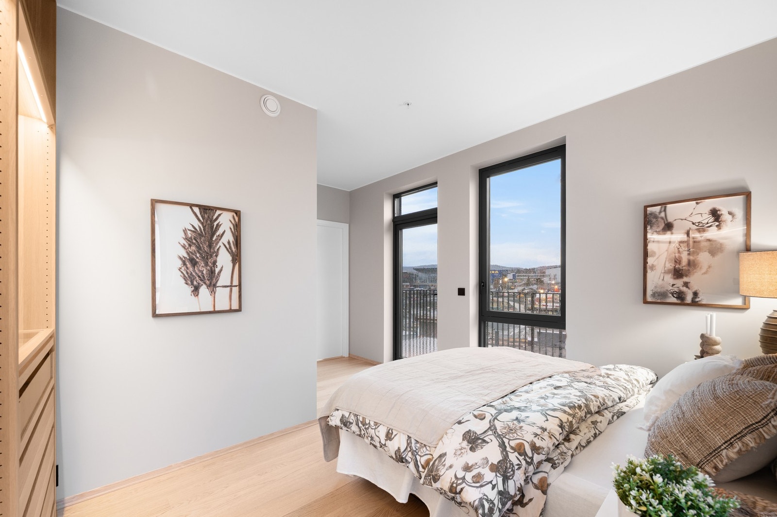 Fra hovedsoverommet har man direkte utgang til egen balkong. Galleribilde