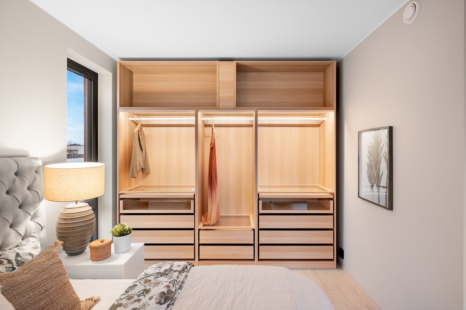 Stor garderobeløsning på hovedsoverommet. Galleribilde