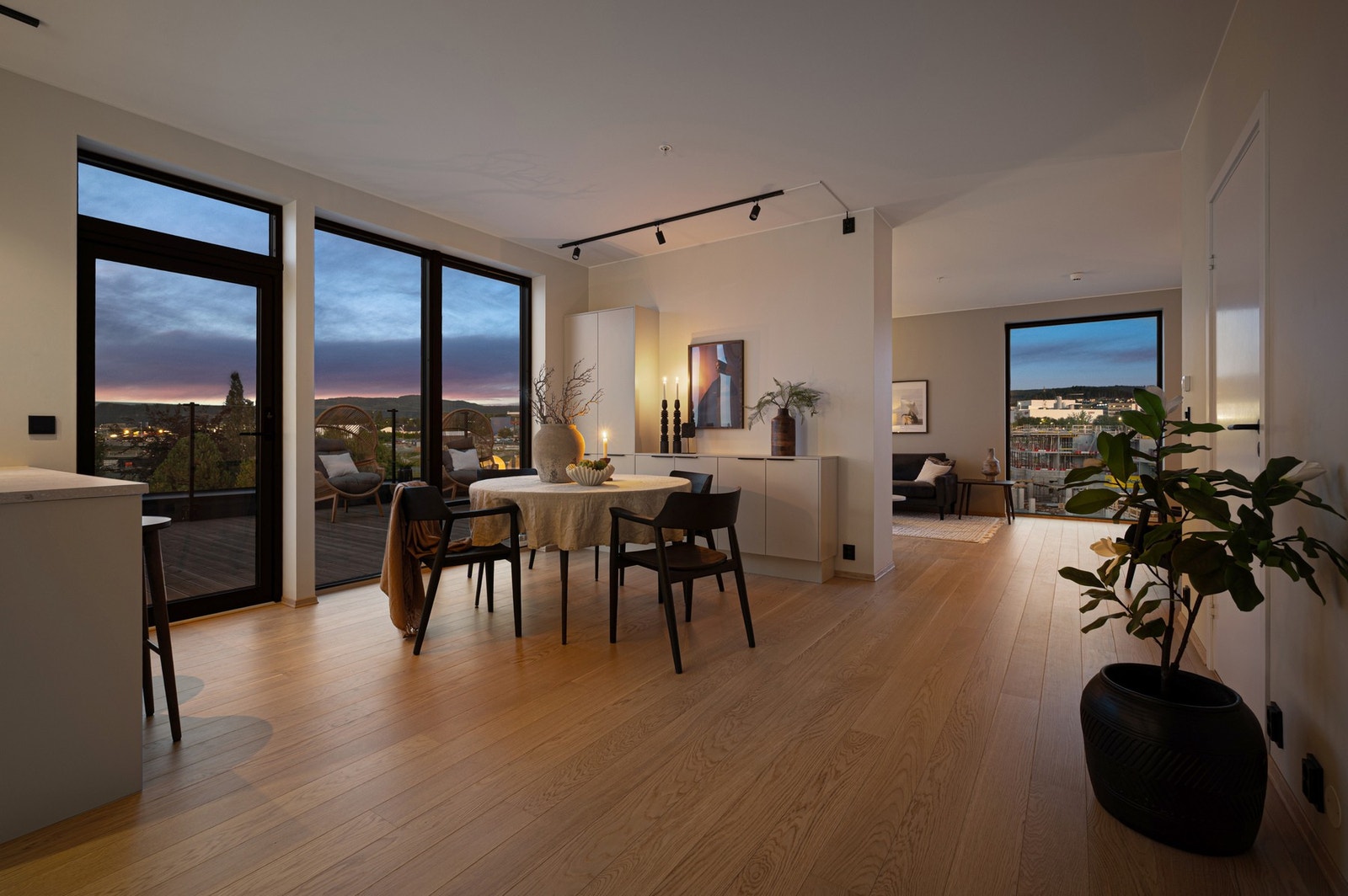 I toppetasjen får man enestående utsikt, stor takterrasse, fine solforhold og fantastisk lys fra store vindusflater. Galleribilde