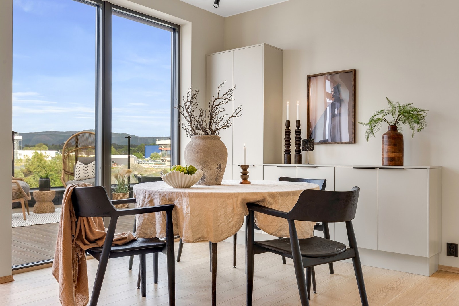 Plass til en stor spisegruppe i nærhet til kjøkkenet. Galleribilde