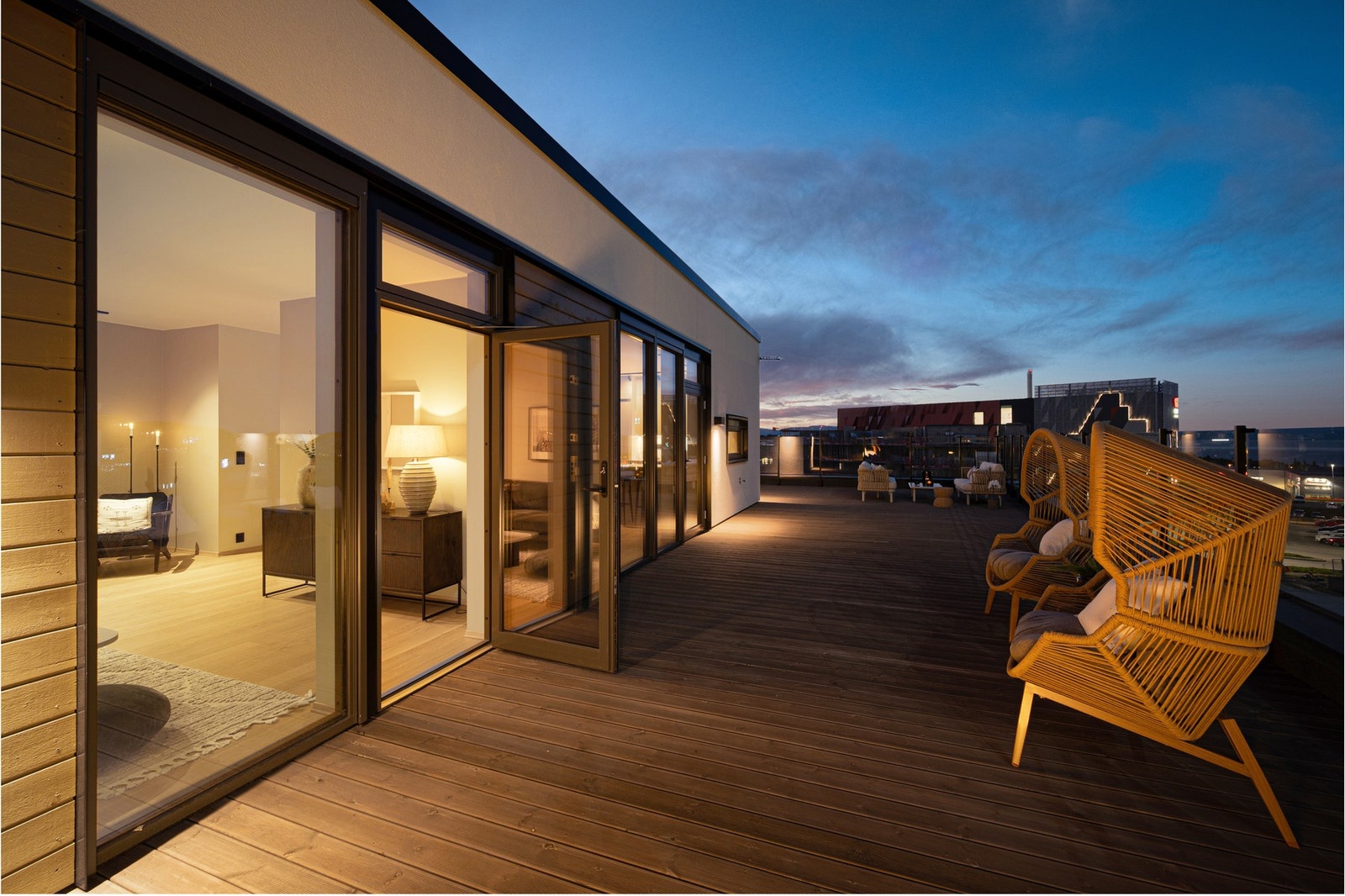 Takterrassen er på 127 kvm, og er ypperlig å benytte i sommerhalvåret. Galleribilde