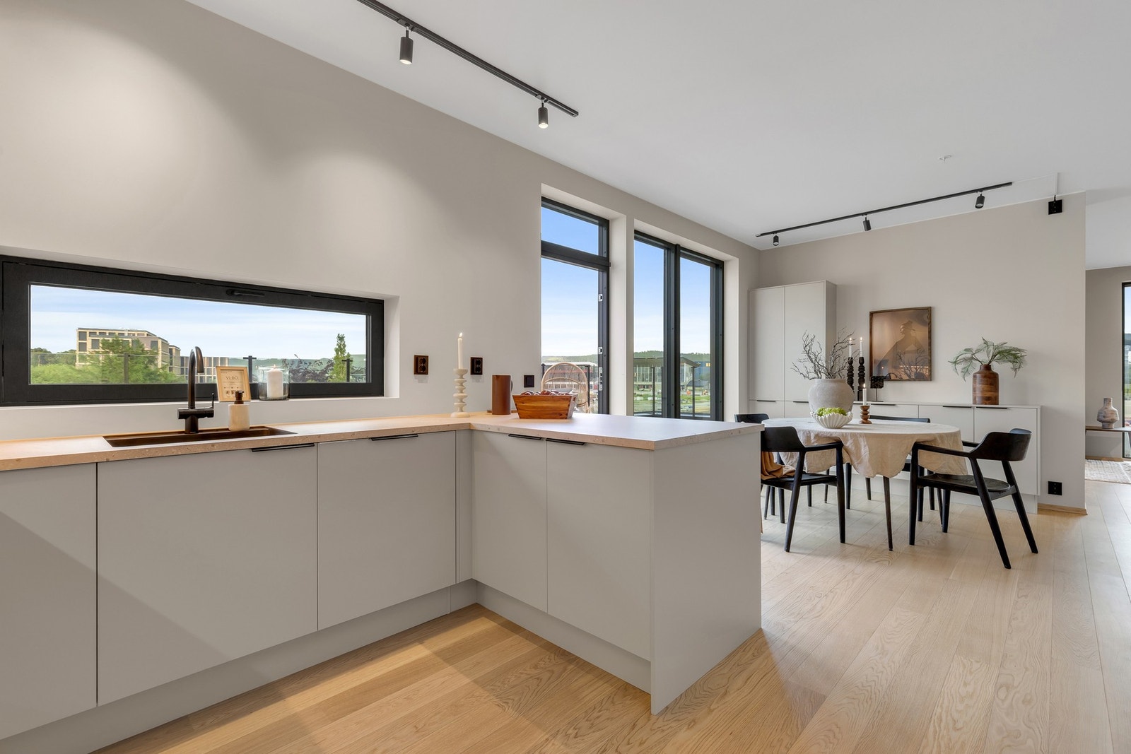 Vindu på kjøkkenet som sørger for at dagslyset får slippe inn. Galleribilde