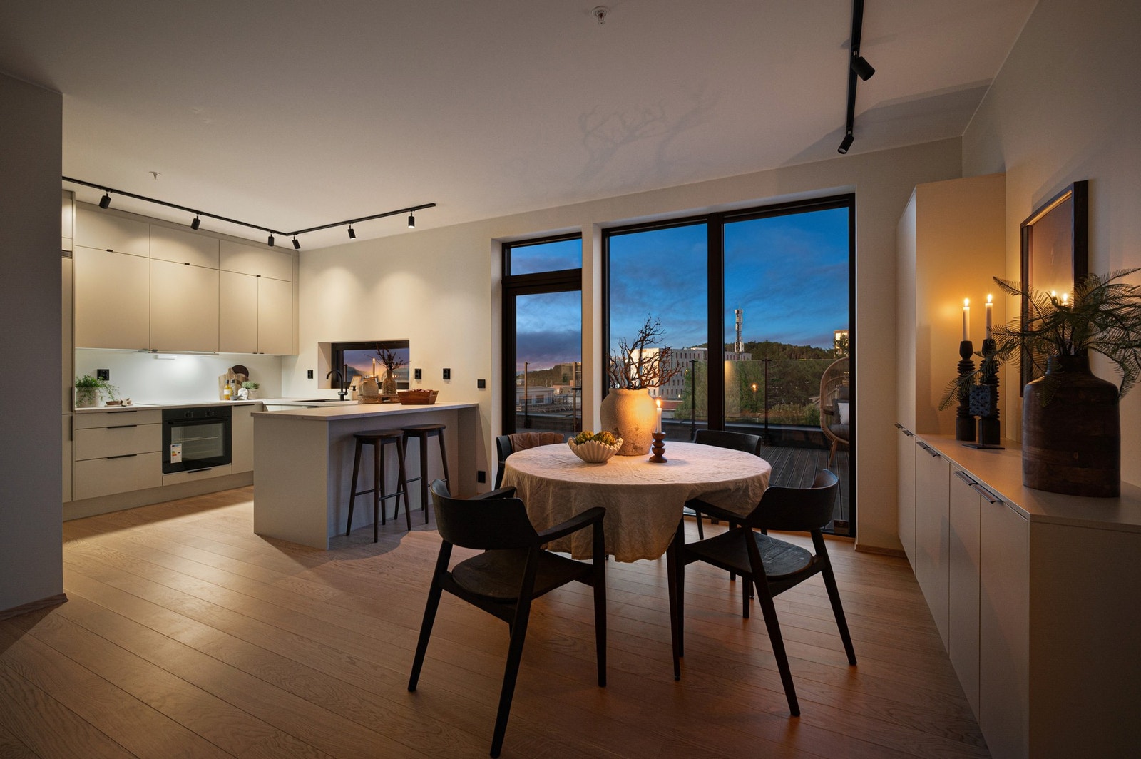 Stuen og kjøkkendelen er delvis adskilt, slik at man får plass til store sittegrupper som gir plass til hele familien. Galleribilde