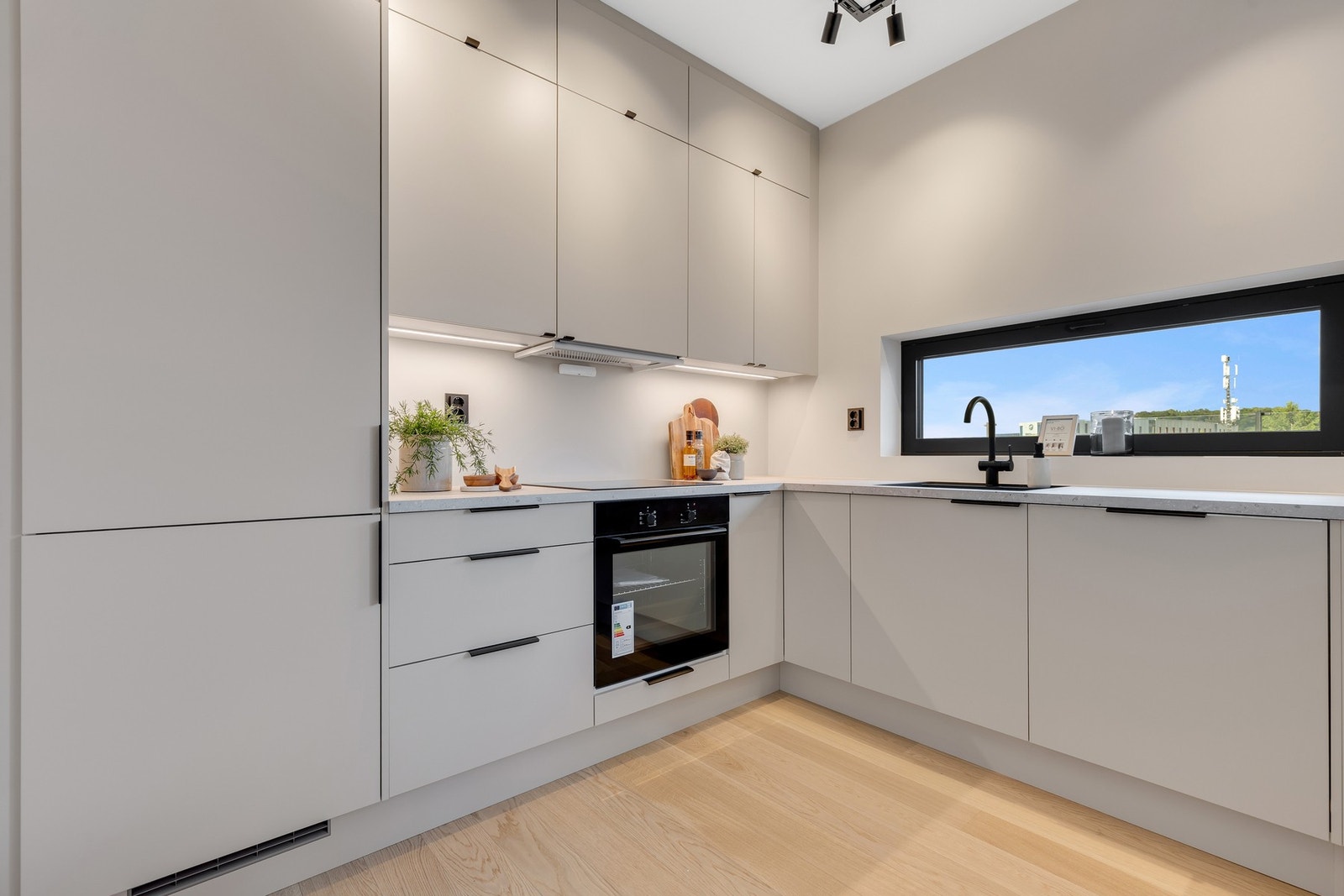 Kjøkkenet har rikelig med skap- og benkeplass. God oppbevaringsplass med overskap helt opp til taket. Galleribilde