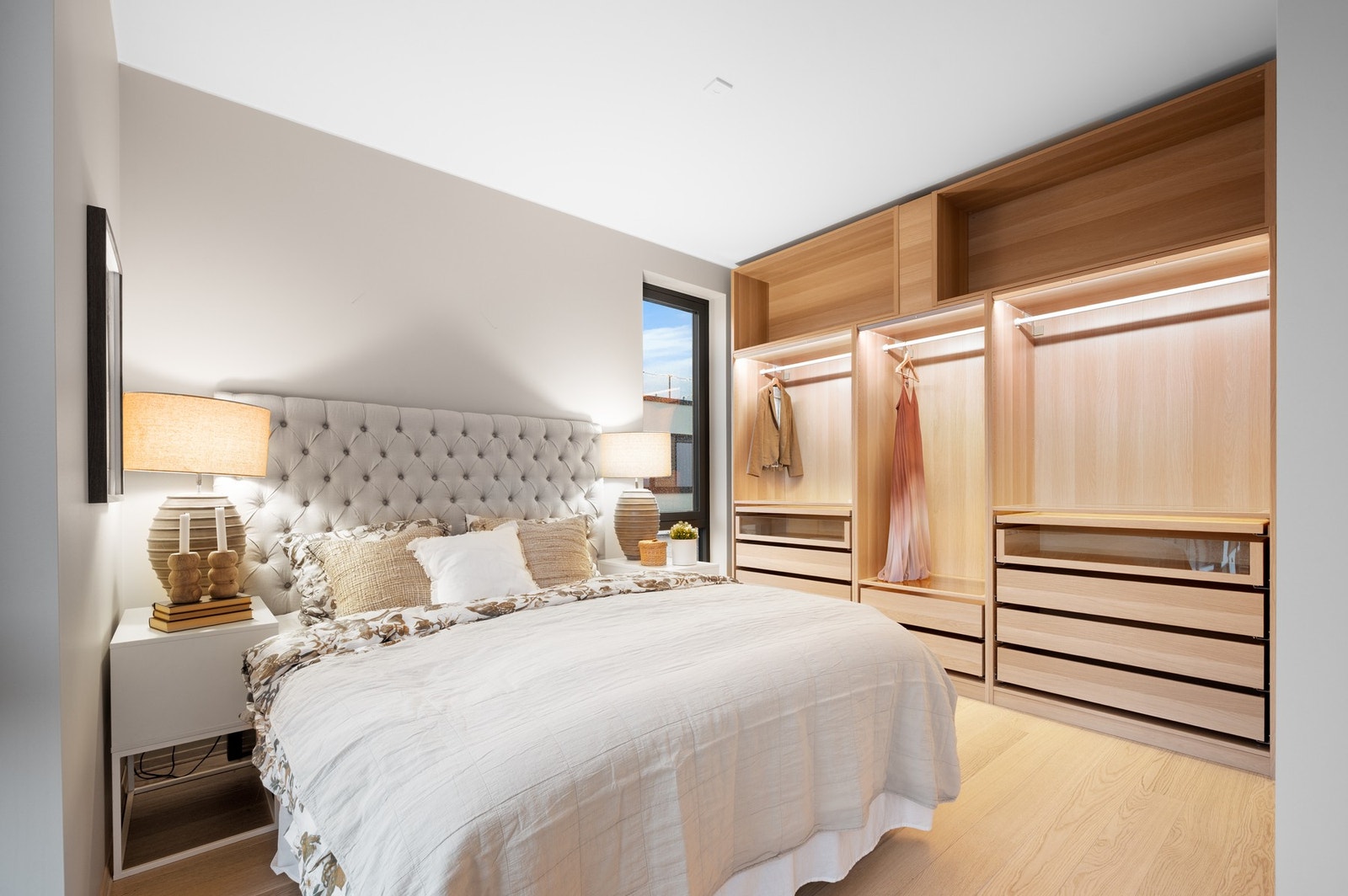 Hovedsoverommet er på 14 kvm og har tilgang til et eget baderom samt en herlig sørvendt balkong. Galleribilde