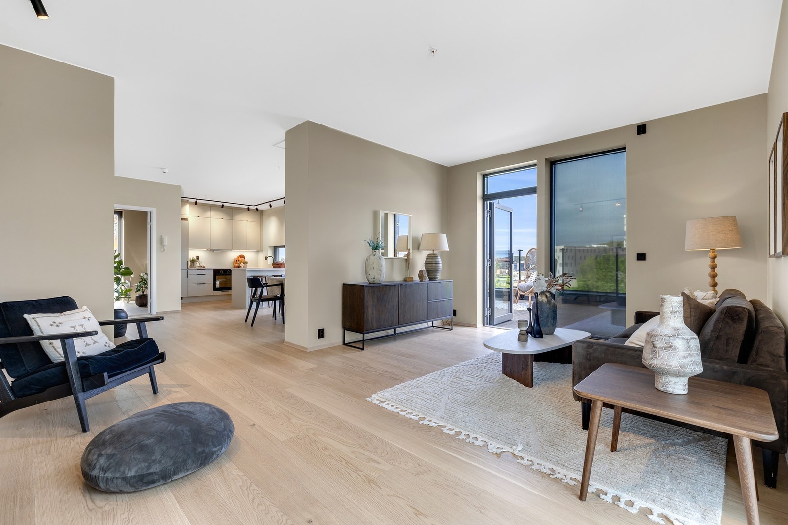 Delikat stue med god plass til flere sittegrupper. Galleribilde